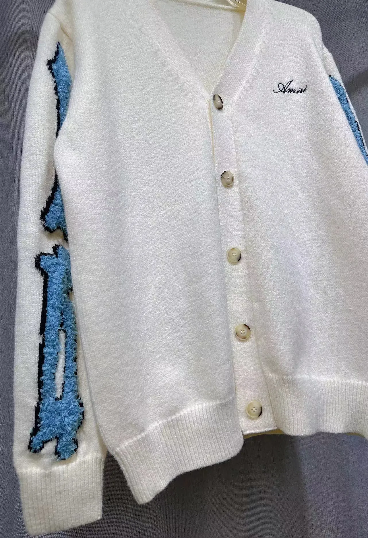 P270 🎉AMIRI new V-neck cardigan sweater, logo embroidery on the chest, 1:1 towel embroidery on the sleeves Color: apricot white, cerulean blue, black, size: S M L XL XXL