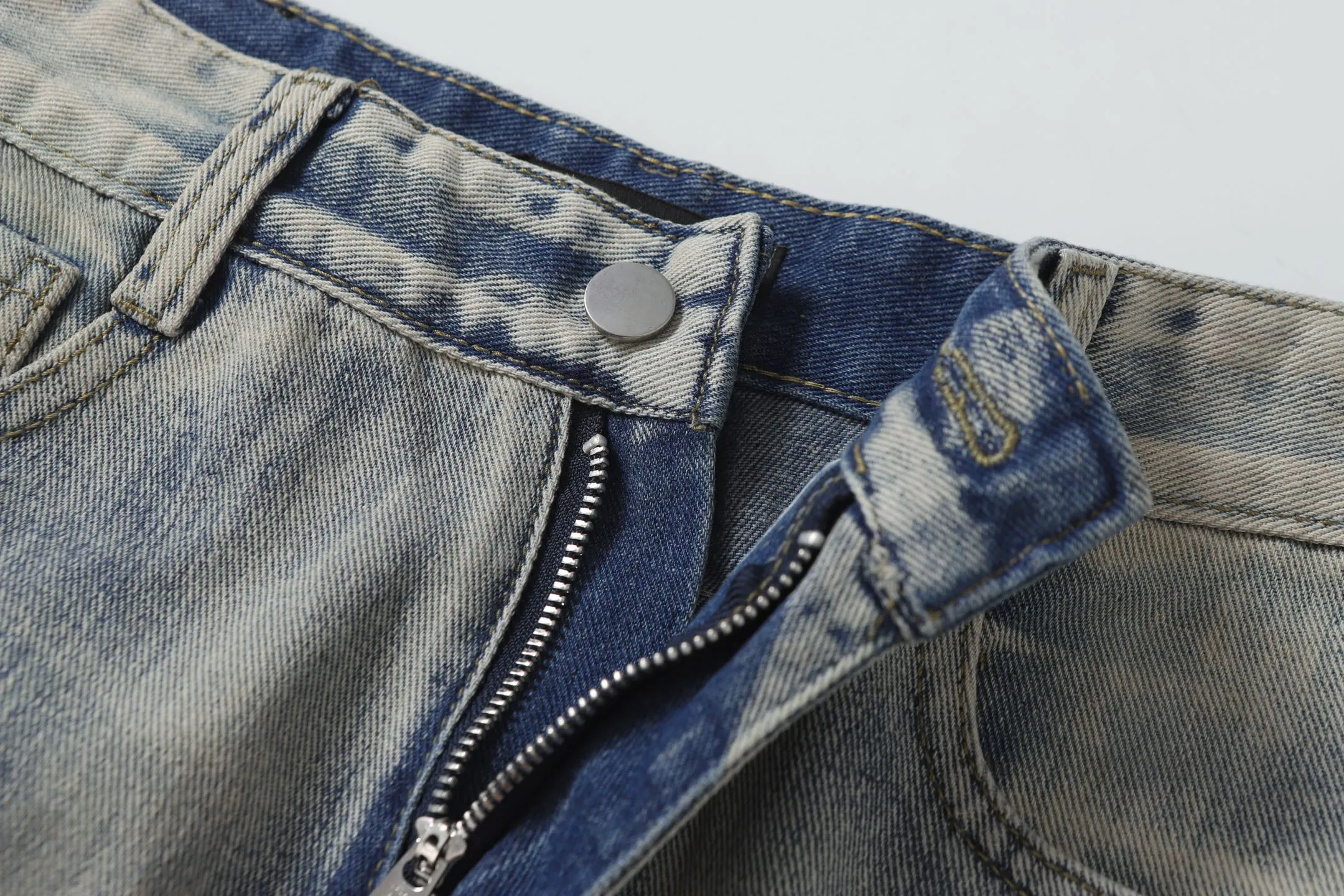 P280 AMIRI 25ss patch embroidery jeans trousers AMIRI high street basic ripped loose casual versatile jeans trousers amiri brand jeans break the production process and cutting of the original jeans, the fabrics are softer and more comfortable Hand-sewn collar label Customized logo buttons Genuine leather tag Color: Picture color Code number: 28-36