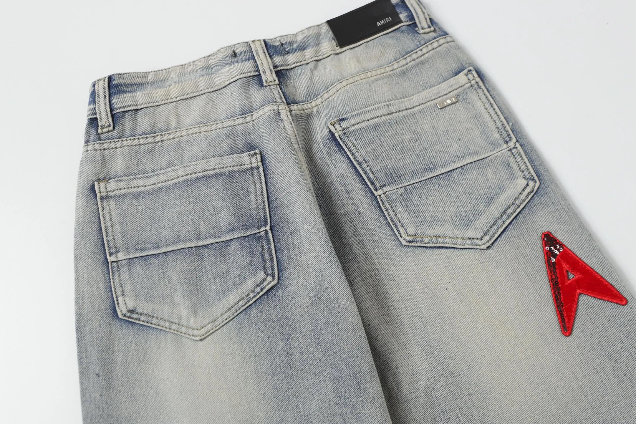 P280 AMIRI 25ss patch embroidery jeans trousers AMIRI high street basic ripped loose casual versatile jeans trousers amiri brand jeans break the production process and cutting of the original jeans, the fabrics are softer and more comfortable Hand-sewn collar label Customized logo buttons Genuine leather tag Color: Picture color Code number: 28-36
