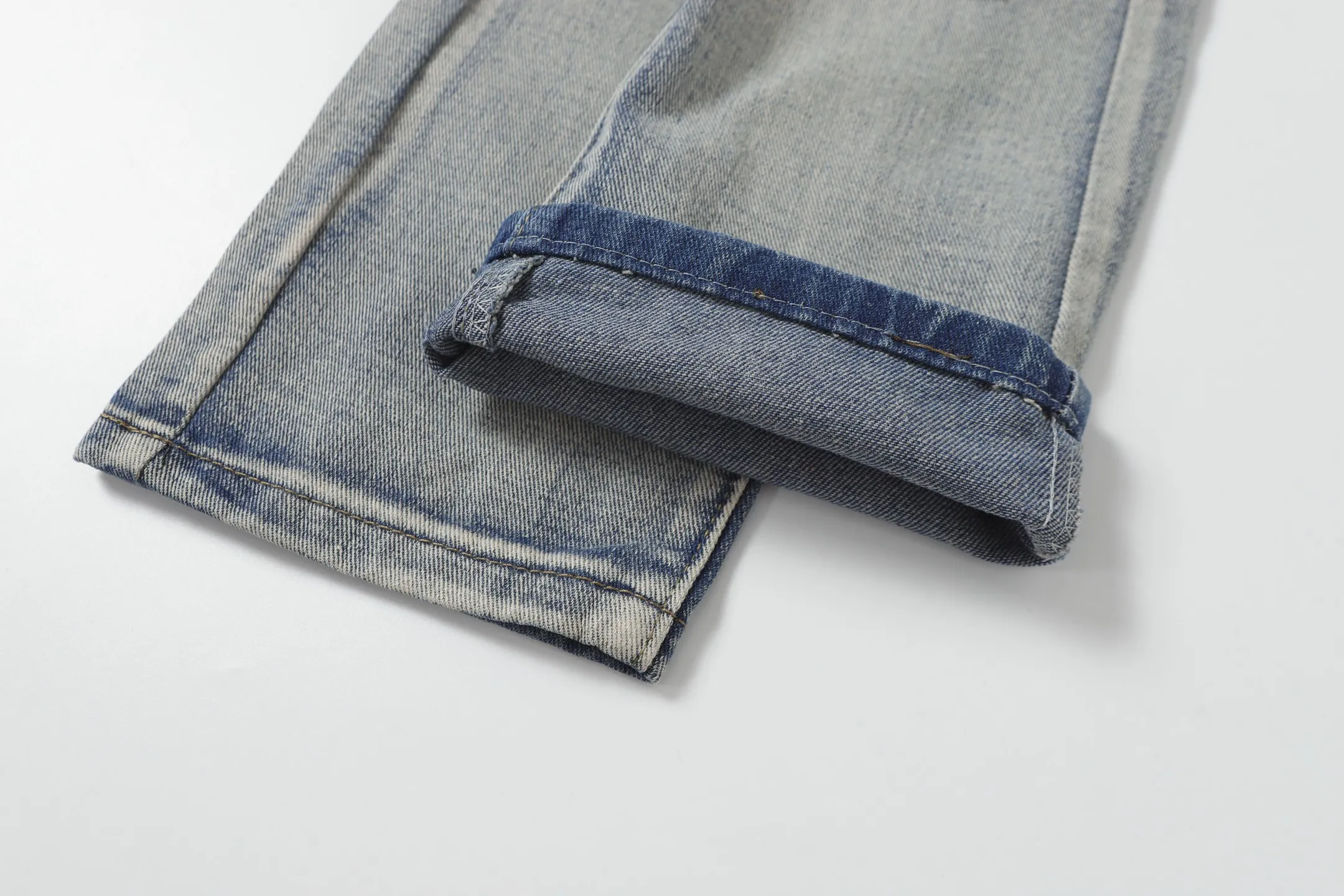 P280 AMIRI 25ss patch embroidery jeans trousers AMIRI high street basic ripped loose casual versatile jeans trousers amiri brand jeans break the production process and cutting of the original jeans, the fabrics are softer and more comfortable Hand-sewn collar label Customized logo buttons Genuine leather tag Color: Picture color Code number: 28-36