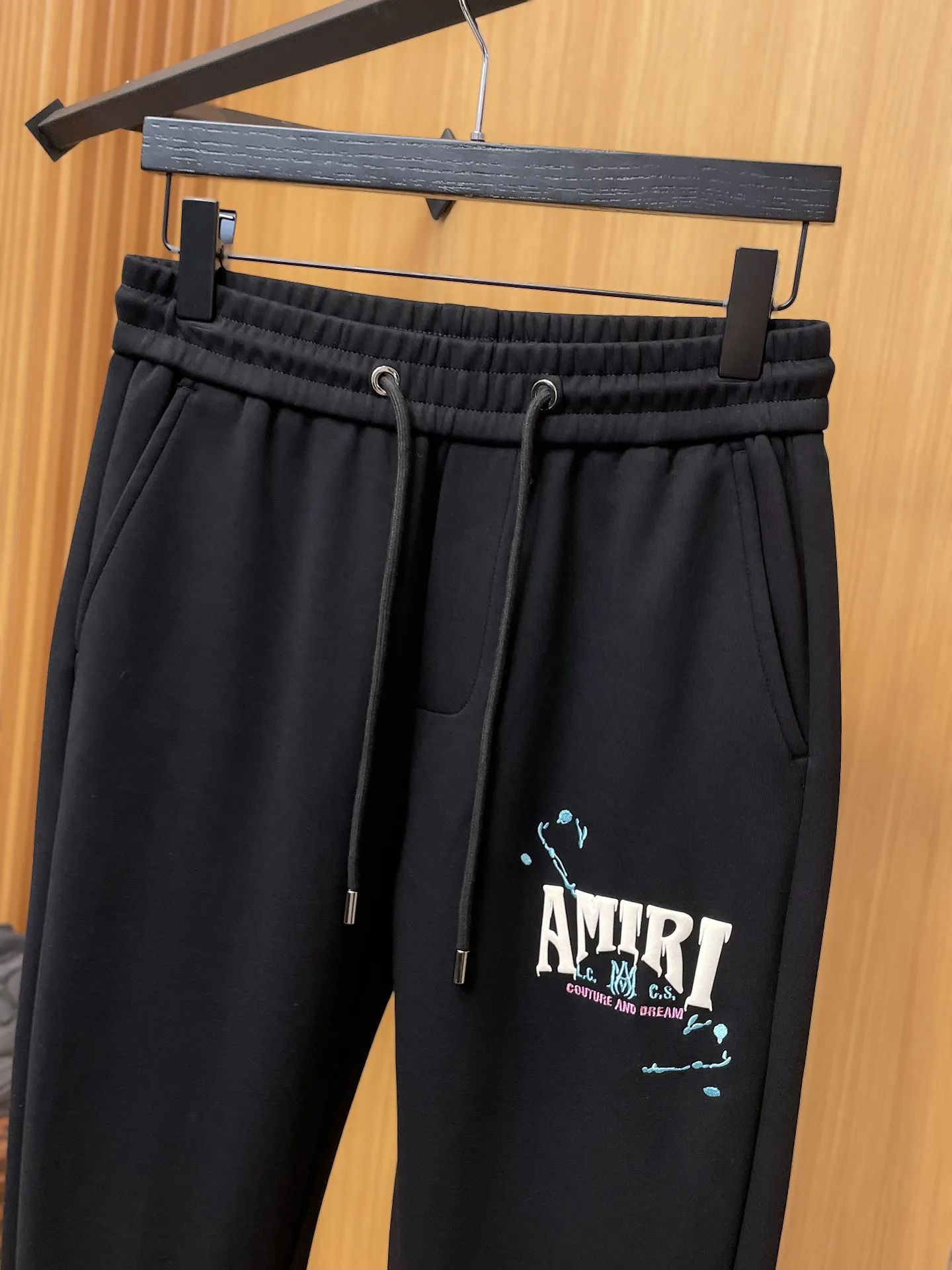 P280 Amiri 🆕2025 new autumn and winter casual pants! The official website will be released simultaneously. The brand's classic LOGO casual pants are made of customized fabrics, which are extremely comfortable and have a strong touch. Highly recognisable, perfect appearance and craftsmanship. Size: M-3XL