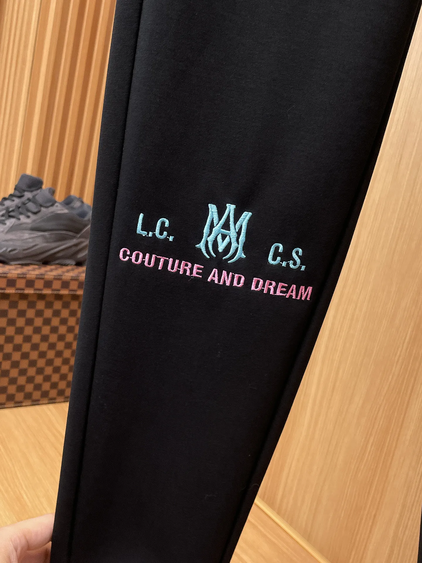 P280 Amiri 🆕2025 new autumn and winter casual pants! The official website will be released simultaneously. The brand's classic LOGO casual pants are made of customized fabrics, which are extremely comfortable and have a strong touch. Highly recognisable, perfect appearance and craftsmanship. Size: M-3XL