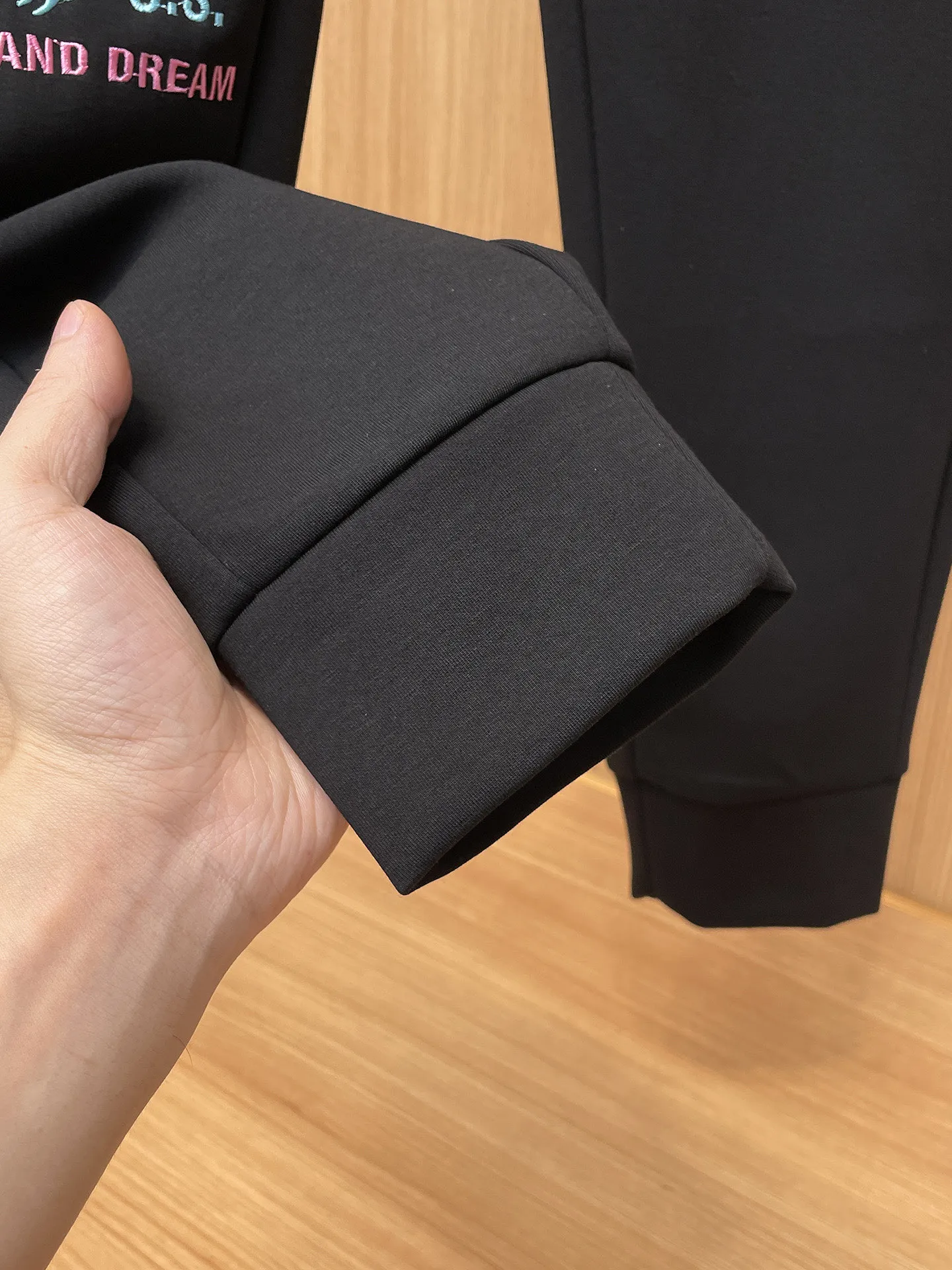 P280 Amiri 🆕2025 new autumn and winter casual pants! The official website will be released simultaneously. The brand's classic LOGO casual pants are made of customized fabrics, which are extremely comfortable and have a strong touch. Highly recognisable, perfect appearance and craftsmanship. Size: M-3XL