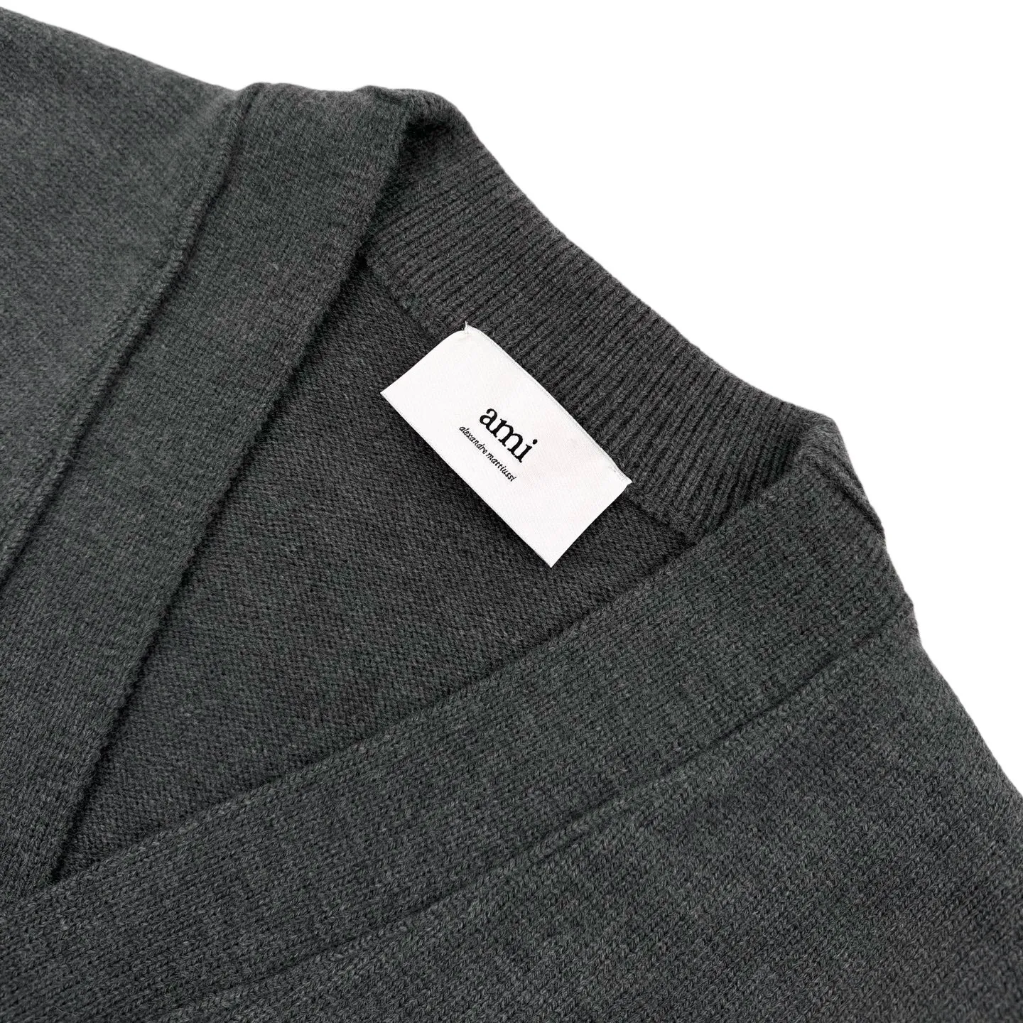 🅿️500 Ami red love jacquard V-neck knitted cardigan (grey). The original purchase was 3,500 and developed. The fabric is made of custom-woven luxurious Merino wool. It is soft and delicate, comfortable and close to the skin. It uses graphite gray as the canvas. It is calm and restrained. A cinnabar red heart jumps on the chest. It quietly exudes its own charming halo. It is the visual anchor of the soul. The brand is fully recognizable. It has a unique cardigan silhouette and exquisite button design. It interprets the elegance and spontaneity of French fashion. It is the ultimate simplification of color. It also conveys the love and persistence of life. Meet the king of extreme simplicity, which is well-deserved and versatile. It is made of jacquard tissue imported from Germany. It precisely controls the arrangement and interweaving of yarns. It is carefully interwoven on the loom and is decorated with Ami love jacquard art patterns. The fabric is more vivid and three-dimensional, and the ready-to-wear washing water is softened and deodorized. Professional washing equipment and specific detergents are used. Deep cleans and deodorizes clothes to improve their feel and appearance. Size:S-M-L-XL