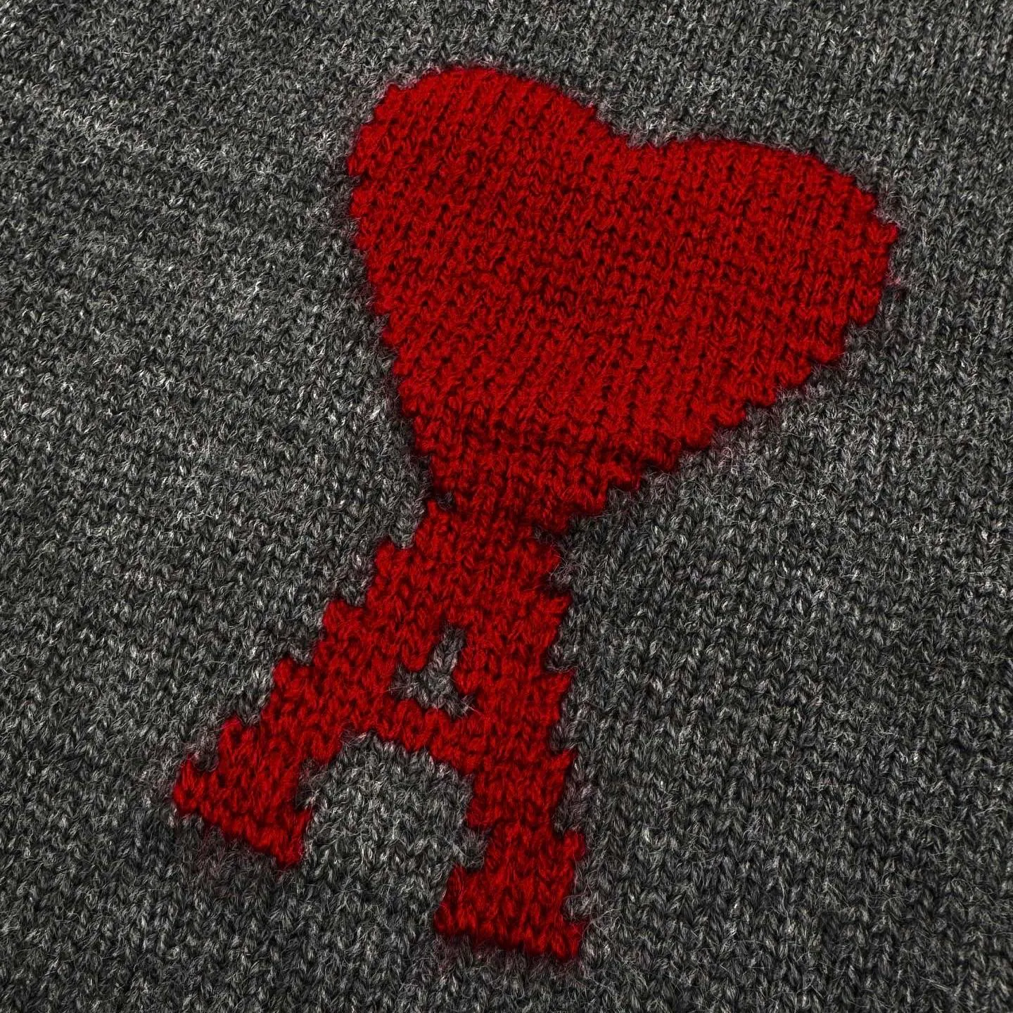 🅿️500 Ami red love jacquard V-neck knitted cardigan (grey). The original purchase was 3,500 and developed. The fabric is made of custom-woven luxurious Merino wool. It is soft and delicate, comfortable and close to the skin. It uses graphite gray as the canvas. It is calm and restrained. A cinnabar red heart jumps on the chest. It quietly exudes its own charming halo. It is the visual anchor of the soul. The brand is fully recognizable. It has a unique cardigan silhouette and exquisite button design. It interprets the elegance and spontaneity of French fashion. It is the ultimate simplification of color. It also conveys the love and persistence of life. Meet the king of extreme simplicity, which is well-deserved and versatile. It is made of jacquard tissue imported from Germany. It precisely controls the arrangement and interweaving of yarns. It is carefully interwoven on the loom and is decorated with Ami love jacquard art patterns. The fabric is more vivid and three-dimensional, and the ready-to-wear washing water is softened and deodorized. Professional washing equipment and specific detergents are used. Deep cleans and deodorizes clothes to improve their feel and appearance. Size:S-M-L-XL