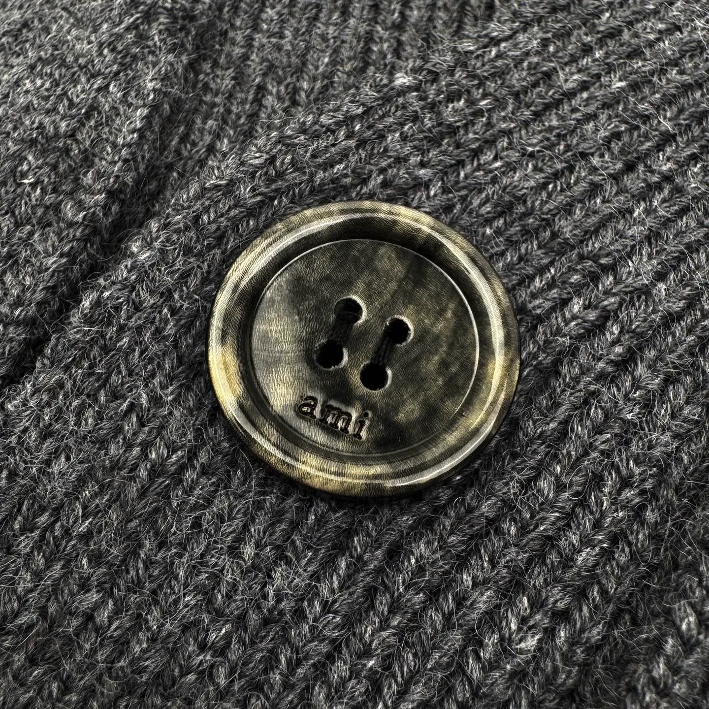 🅿️500 Ami red love jacquard V-neck knitted cardigan (grey). The original purchase was 3,500 and developed. The fabric is made of custom-woven luxurious Merino wool. It is soft and delicate, comfortable and close to the skin. It uses graphite gray as the canvas. It is calm and restrained. A cinnabar red heart jumps on the chest. It quietly exudes its own charming halo. It is the visual anchor of the soul. The brand is fully recognizable. It has a unique cardigan silhouette and exquisite button design. It interprets the elegance and spontaneity of French fashion. It is the ultimate simplification of color. It also conveys the love and persistence of life. Meet the king of extreme simplicity, which is well-deserved and versatile. It is made of jacquard tissue imported from Germany. It precisely controls the arrangement and interweaving of yarns. It is carefully interwoven on the loom and is decorated with Ami love jacquard art patterns. The fabric is more vivid and three-dimensional, and the ready-to-wear washing water is softened and deodorized. Professional washing equipment and specific detergents are used. Deep cleans and deodorizes clothes to improve their feel and appearance. Size:S-M-L-XL