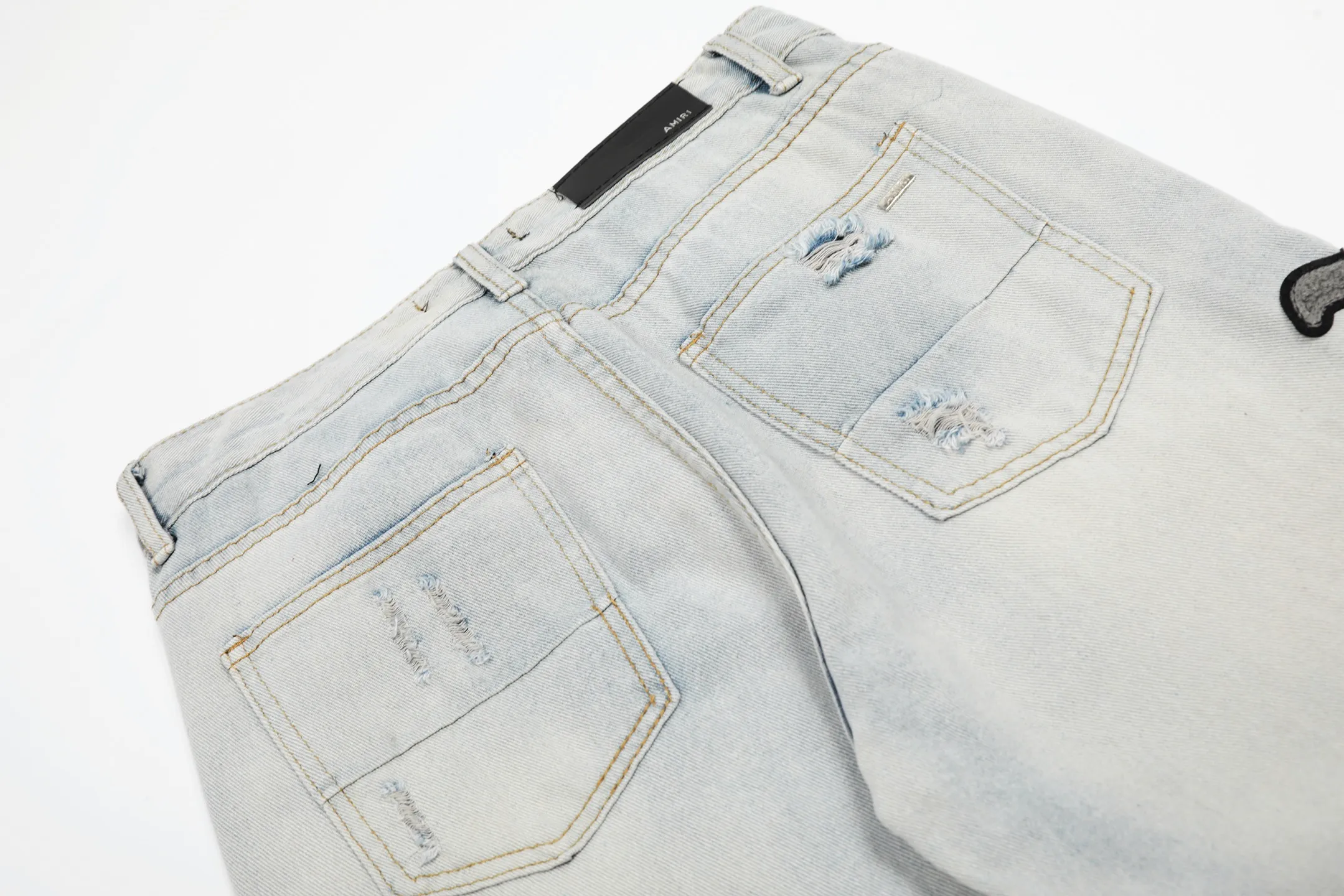 #M56 P168💰 AMIRI patch embroidery jeans trousers AMIRI high street basic ripped tight elastic jeans trousers amiri brand jeans break the production process and cutting of the original jeans, the fabrics are softer and more comfortable Hand-sewn collar label Customized logo buttons Genuine leather tag Color: Picture color Size: 30-32-34-36