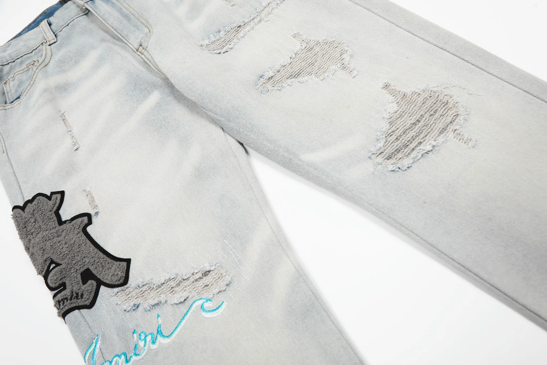 #M56 P168💰 AMIRI patch embroidery jeans trousers AMIRI high street basic ripped tight elastic jeans trousers amiri brand jeans break the production process and cutting of the original jeans, the fabrics are softer and more comfortable Hand-sewn collar label Customized logo buttons Genuine leather tag Color: Picture color Size: 30-32-34-36