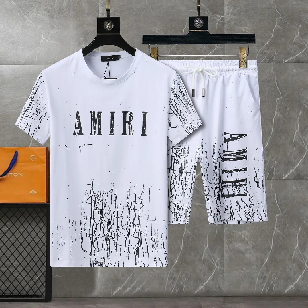 P290 🌸🌸🌸 AMIRI 25ss spring and summer advanced customization spring and summer series, round neck casual suit, short-sleeved T-shirt suit and three-quarter pants, imported high-grade elastic fabric, delicate, soft, comfortable and breathable, stiff and shaping, extraordinary quality. Exquisite three-dimensional tailoring and outstanding texture are made of high-end materials supplied by customers. They are very textured and durable. They are produced by domestic first-line factories. From cutting to hand-sewing, there is basically no extraneous touch. The pattern is quite crisp and there is no feeling of procrastination at all. It has a delicate and soft feel and smooth texture! Color: Picture color Size: M--3xL