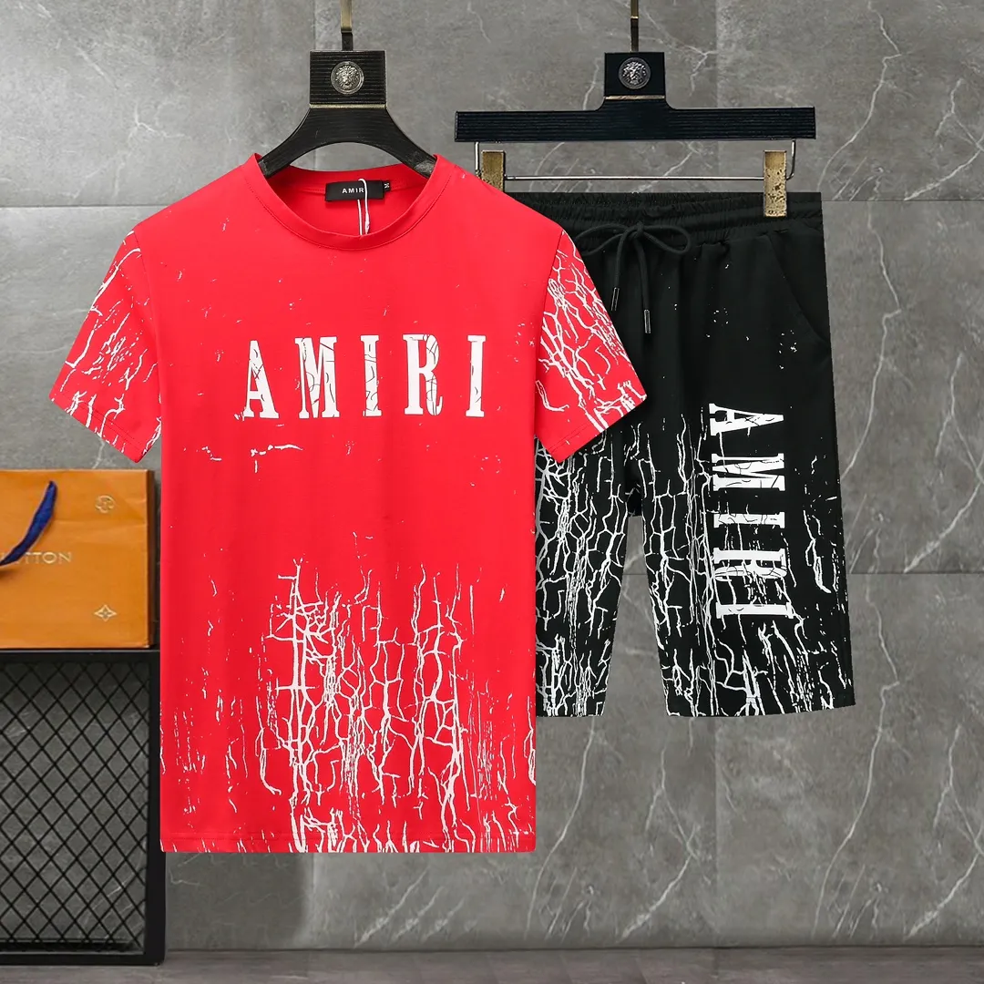 P290 🌸🌸🌸 AMIRI 25ss spring and summer advanced customization spring and summer series, round neck casual suit, short-sleeved T-shirt suit and three-quarter pants, imported high-grade elastic fabric, delicate, soft, comfortable and breathable, stiff and shaping, extraordinary quality. Exquisite three-dimensional tailoring and outstanding texture are made of high-end materials supplied by customers. They are very textured and durable. They are produced by domestic first-line factories. From cutting to hand-sewing, there is basically no extraneous touch. The pattern is quite crisp and there is no feeling of procrastination at all. It has a delicate and soft feel and smooth texture! Color: Picture color Size: M--3xL