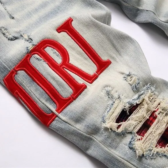 P166 Top replica AMIRI splash-ink medal patch embroidered jeans trousers AMIRI high street basic ripped tight stretch jeans trousers Amiriamiri is transliterated as Emil, which is the name of the founder. Mike Amiri, the founder of amiri, grew up in Los Angeles, USA. He was influenced by the local street culture Rock since childhood, so he founded the amiri brand named after himself. A variety of fashion brand clothing meets the needs of different fashion players. Amiri clothing has novel and unique styles and is a well-known street brand in the United States. Many of its styles and styles are loved by many street photographers. Various clothing styles meet the needs of different people, show their unique temperament, and show the trend of dressing. amiri's jeans are relatively famous. Not only do they have many styles, but the quality of the jeans is also very good. Many celebrities have also worn amiri brand jeans.  The jeans of the amiri brand break through the production process and cutting of the original jeans. The fabrics are relatively soft and comfortable, and are not as hard as some jeans, which can irritate the skin and cause the skin to bleed when worn. Los Angeles trendy brand Amiri's jeans are made with great detail from tailoring to texture, adding wrinkles, bullet holes, damage and other details to add to the trendiness of the jeans. You can choose the style that suits you according to your own needs. Only when you wear a suitable style can you have a certain sense of fashion.  In recent years, high street has become a word that appears more and more frequently in men's clothing. High street style has also become an important direction for everyone's matching. High street related items are basically inseparable from oversize or off-shoulder tops. The lower body is matched with trackpants or tight-fitting denim. In my opinion, the most representative one is perhaps annihilation. Color; picture color Size: m l xl xxl