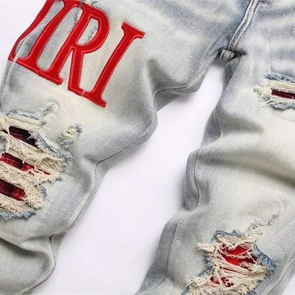 P166 Top replica AMIRI splash-ink medal patch embroidered jeans trousers AMIRI high street basic ripped tight stretch jeans trousers Amiriamiri is transliterated as Emil, which is the name of the founder. Mike Amiri, the founder of amiri, grew up in Los Angeles, USA. He was influenced by the local street culture Rock since childhood, so he founded the amiri brand named after himself. A variety of fashion brand clothing meets the needs of different fashion players. Amiri clothing has novel and unique styles and is a well-known street brand in the United States. Many of its styles and styles are loved by many street photographers. Various clothing styles meet the needs of different people, show their unique temperament, and show the trend of dressing. amiri's jeans are relatively famous. Not only do they have many styles, but the quality of the jeans is also very good. Many celebrities have also worn amiri brand jeans.  The jeans of the amiri brand break through the production process and cutting of the original jeans. The fabrics are relatively soft and comfortable, and are not as hard as some jeans, which can irritate the skin and cause the skin to bleed when worn. Los Angeles trendy brand Amiri's jeans are made with great detail from tailoring to texture, adding wrinkles, bullet holes, damage and other details to add to the trendiness of the jeans. You can choose the style that suits you according to your own needs. Only when you wear a suitable style can you have a certain sense of fashion.  In recent years, high street has become a word that appears more and more frequently in men's clothing. High street style has also become an important direction for everyone's matching. High street related items are basically inseparable from oversize or off-shoulder tops. The lower body is matched with trackpants or tight-fitting denim. In my opinion, the most representative one is perhaps annihilation. Color; picture color Size: m l xl xxl