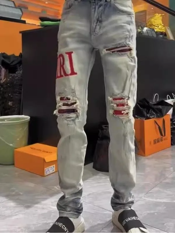 P166 Top replica AMIRI splash-ink medal patch embroidered jeans trousers AMIRI high street basic ripped tight stretch jeans trousers Amiriamiri is transliterated as Emil, which is the name of the founder. Mike Amiri, the founder of amiri, grew up in Los Angeles, USA. He was influenced by the local street culture Rock since childhood, so he founded the amiri brand named after himself. A variety of fashion brand clothing meets the needs of different fashion players. Amiri clothing has novel and unique styles and is a well-known street brand in the United States. Many of its styles and styles are loved by many street photographers. Various clothing styles meet the needs of different people, show their unique temperament, and show the trend of dressing. amiri's jeans are relatively famous. Not only do they have many styles, but the quality of the jeans is also very good. Many celebrities have also worn amiri brand jeans.  The jeans of the amiri brand break through the production process and cutting of the original jeans. The fabrics are relatively soft and comfortable, and are not as hard as some jeans, which can irritate the skin and cause the skin to bleed when worn. Los Angeles trendy brand Amiri's jeans are made with great detail from tailoring to texture, adding wrinkles, bullet holes, damage and other details to add to the trendiness of the jeans. You can choose the style that suits you according to your own needs. Only when you wear a suitable style can you have a certain sense of fashion.  In recent years, high street has become a word that appears more and more frequently in men's clothing. High street style has also become an important direction for everyone's matching. High street related items are basically inseparable from oversize or off-shoulder tops. The lower body is matched with trackpants or tight-fitting denim. In my opinion, the most representative one is perhaps annihilation. Color; picture color Size: m l xl xxl