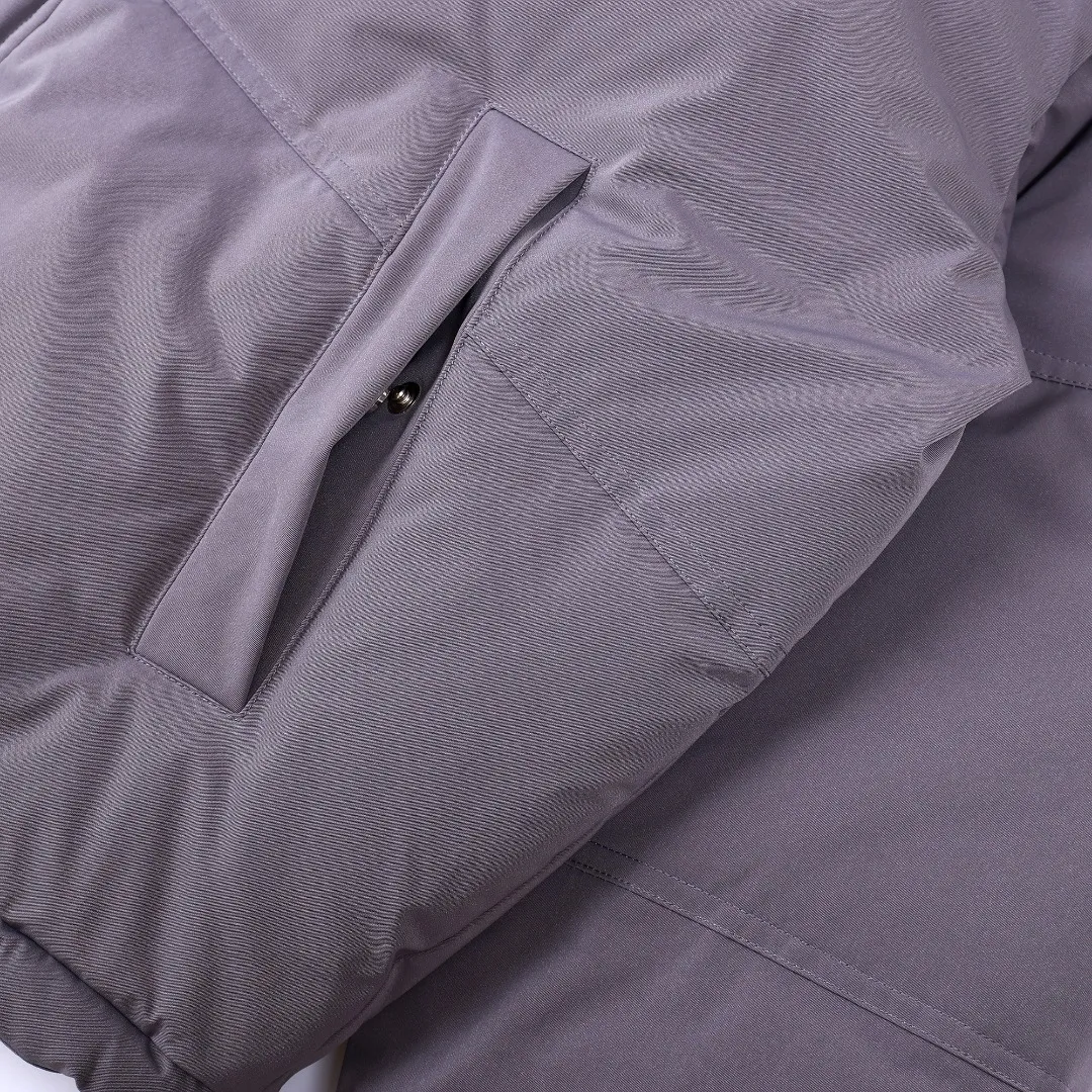 🅿️1160 style number~~F280 purchasing version AMIPARIS Ami de coeur winter limited capsule bread down jacket for men and women. Design concept: Ami limited down jacket from France lasted for half a year. The authentic product was purchased overseas in mid-May. From the fabric, LOGO, and even as small as a pocket or a button, every detail of this one is attractive enough and can become the highlight of your body. In addition to the refreshing and refined clothing style, this style has all original molds from fabrics to metal accessories to velvet. AMI conveys a relaxed and casual concept, giving people a feeling of comfort and casualness. Fabric + Features: ✅Unique double-layer lightweight bonded polyester military fabric, which is also AMI's unique patented technology, is a multi-functional fabric. ✅The lining is made of fine and dense renewable microfibers, which is light, soft and delicate. ✅Made using kp-ls fully automatic mechanical special woven fabric machine, it has windproof and waterproof, highly breathable and warm, elastic and wear-resistant properties that cannot be achieved by ordinary fabrics. ✅ Made of original national standard 90% white duck down. 800 fill power, the whole garment weighs 3 pounds, the average down filling is 450g, the top ultra-thick version on the Internet ✅ The zipper is made of YKK white copper zipper, which is the same as the original electro-plated Keyu hardware double ring zipper puller. Copper and nickel can be infinitely dissolved into each other, thereby forming a continuous solid solution, that is, regardless of the ratio of each other, they are always α-single-phase alloys. When nickel is melted into red copper and the content exceeds 16%, the resulting alloy becomes as white as silver. The higher the nickel content, the whiter the color. The nickel content in cupronickel is generally 25%. Manganese, iron, zinc or aluminum can also be added to become special white copper. The cost can be imagined. ✅The original proportional love logo patches are all laser-cut and have a loose fit. The hooded collar design is better for warmth. ✅Super fluffy and loose bag feel, hooded design, super fluffy and high-loft bag shape, thick and wide threaded sleeves can prevent wind from entering, ✅ Continuing AMIParis' usual design of combining leisure and elegance, each item is equipped with a heart pattern that is highly distinctive of the brand. Craftsmanship: Imported unique double-layer lightweight bonded polyester military fabric, high-density waterproof fabric, national standard 90 white duck down, extremely high fluffy, excellent warmth retention effect, no matter how cold it rains or snows, it can be done in one piece, like a walking duvet, unique drawstring design, the rope ends are made of Designed with a metal capsule, coupled with a wide hat and thick rope, the accessories/buttons/spring buckles are exquisitely made. The international first-line luxury brand COBRAX buttons are used. COBRAX buttons are several times or even ten times more expensive than similar ordinary products.