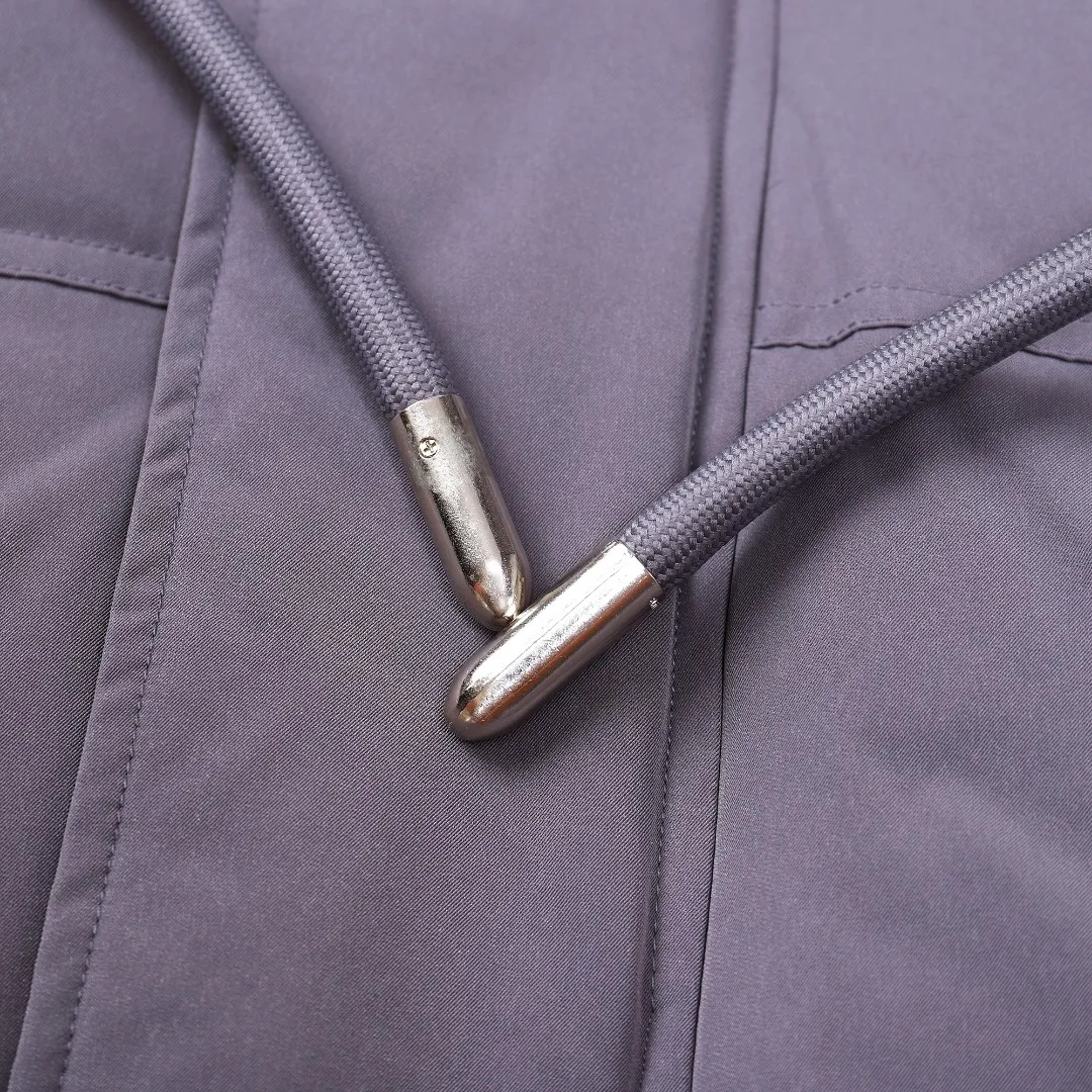 🅿️1160 style number~~F280 purchasing version AMIPARIS Ami de coeur winter limited capsule bread down jacket for men and women. Design concept: Ami limited down jacket from France lasted for half a year. The authentic product was purchased overseas in mid-May. From the fabric, LOGO, and even as small as a pocket or a button, every detail of this one is attractive enough and can become the highlight of your body. In addition to the refreshing and refined clothing style, this style has all original molds from fabrics to metal accessories to velvet. AMI conveys a relaxed and casual concept, giving people a feeling of comfort and casualness. Fabric + Features: ✅Unique double-layer lightweight bonded polyester military fabric, which is also AMI's unique patented technology, is a multi-functional fabric. ✅The lining is made of fine and dense renewable microfibers, which is light, soft and delicate. ✅Made using kp-ls fully automatic mechanical special woven fabric machine, it has windproof and waterproof, highly breathable and warm, elastic and wear-resistant properties that cannot be achieved by ordinary fabrics. ✅ Made of original national standard 90% white duck down. 800 fill power, the whole garment weighs 3 pounds, the average down filling is 450g, the top ultra-thick version on the Internet ✅ The zipper is made of YKK white copper zipper, which is the same as the original electro-plated Keyu hardware double ring zipper puller. Copper and nickel can be infinitely dissolved into each other, thereby forming a continuous solid solution, that is, regardless of the ratio of each other, they are always α-single-phase alloys. When nickel is melted into red copper and the content exceeds 16%, the resulting alloy becomes as white as silver. The higher the nickel content, the whiter the color. The nickel content in cupronickel is generally 25%. Manganese, iron, zinc or aluminum can also be added to become special white copper. The cost can be imagined. ✅The original proportional love logo patches are all laser-cut and have a loose fit. The hooded collar design is better for warmth. ✅Super fluffy and loose bag feel, hooded design, super fluffy and high-loft bag shape, thick and wide threaded sleeves can prevent wind from entering, ✅ Continuing AMIParis' usual design of combining leisure and elegance, each item is equipped with a heart pattern that is highly distinctive of the brand. Craftsmanship: Imported unique double-layer lightweight bonded polyester military fabric, high-density waterproof fabric, national standard 90 white duck down, extremely high fluffy, excellent warmth retention effect, no matter how cold it rains or snows, it can be done in one piece, like a walking duvet, unique drawstring design, the rope ends are made of Designed with a metal capsule, coupled with a wide hat and thick rope, the accessories/buttons/spring buckles are exquisitely made. The international first-line luxury brand COBRAX buttons are used. COBRAX buttons are several times or even ten times more expensive than similar ordinary products.