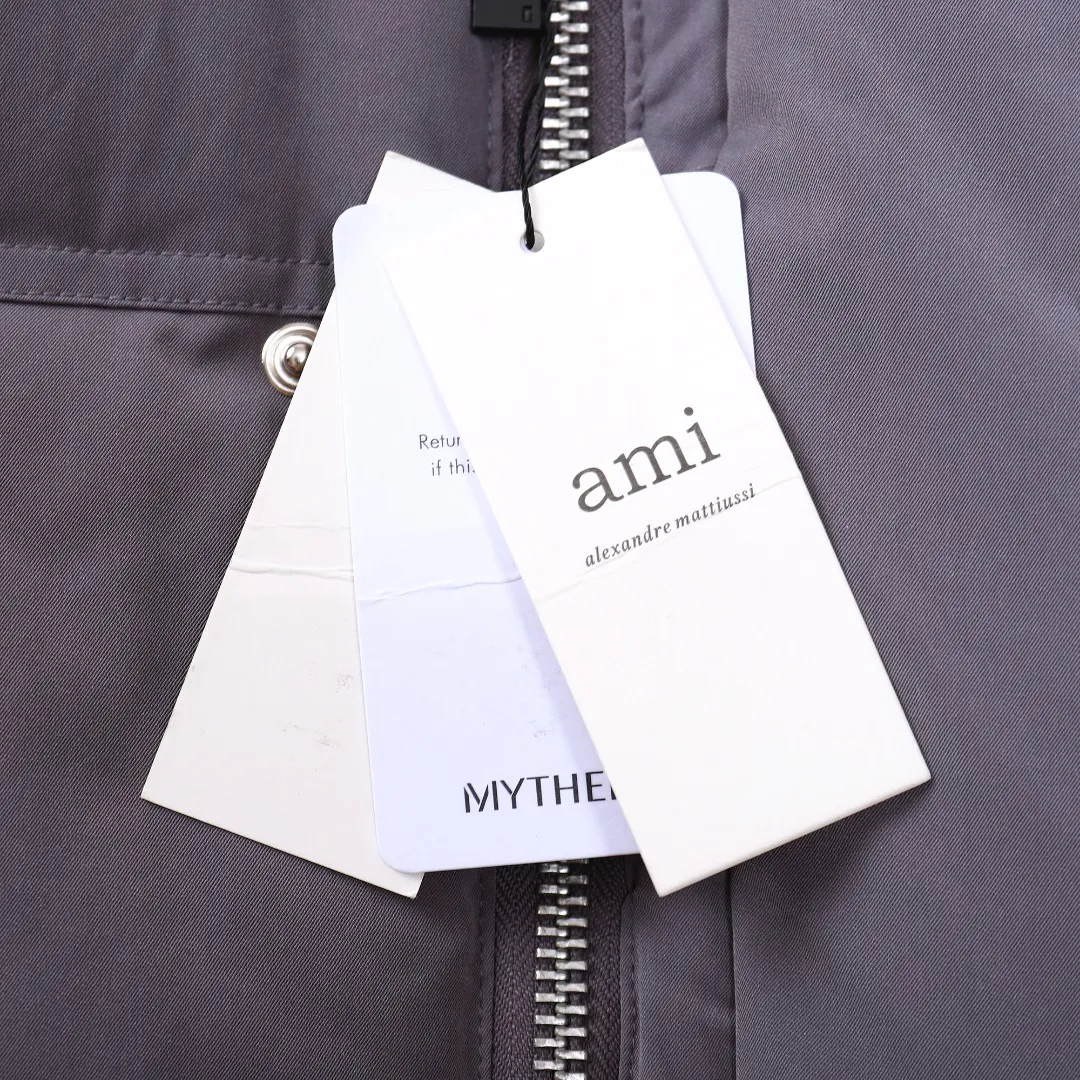 🅿️1160 style number~~F280 purchasing version AMIPARIS Ami de coeur winter limited capsule bread down jacket for men and women. Design concept: Ami limited down jacket from France lasted for half a year. The authentic product was purchased overseas in mid-May. From the fabric, LOGO, and even as small as a pocket or a button, every detail of this one is attractive enough and can become the highlight of your body. In addition to the refreshing and refined clothing style, this style has all original molds from fabrics to metal accessories to velvet. AMI conveys a relaxed and casual concept, giving people a feeling of comfort and casualness. Fabric + Features: ✅Unique double-layer lightweight bonded polyester military fabric, which is also AMI's unique patented technology, is a multi-functional fabric. ✅The lining is made of fine and dense renewable microfibers, which is light, soft and delicate. ✅Made using kp-ls fully automatic mechanical special woven fabric machine, it has windproof and waterproof, highly breathable and warm, elastic and wear-resistant properties that cannot be achieved by ordinary fabrics. ✅ Made of original national standard 90% white duck down. 800 fill power, the whole garment weighs 3 pounds, the average down filling is 450g, the top ultra-thick version on the Internet ✅ The zipper is made of YKK white copper zipper, which is the same as the original electro-plated Keyu hardware double ring zipper puller. Copper and nickel can be infinitely dissolved into each other, thereby forming a continuous solid solution, that is, regardless of the ratio of each other, they are always α-single-phase alloys. When nickel is melted into red copper and the content exceeds 16%, the resulting alloy becomes as white as silver. The higher the nickel content, the whiter the color. The nickel content in cupronickel is generally 25%. Manganese, iron, zinc or aluminum can also be added to become special white copper. The cost can be imagined. ✅The original proportional love logo patches are all laser-cut and have a loose fit. The hooded collar design is better for warmth. ✅Super fluffy and loose bag feel, hooded design, super fluffy and high-loft bag shape, thick and wide threaded sleeves can prevent wind from entering, ✅ Continuing AMIParis' usual design of combining leisure and elegance, each item is equipped with a heart pattern that is highly distinctive of the brand. Craftsmanship: Imported unique double-layer lightweight bonded polyester military fabric, high-density waterproof fabric, national standard 90 white duck down, extremely high fluffy, excellent warmth retention effect, no matter how cold it rains or snows, it can be done in one piece, like a walking duvet, unique drawstring design, the rope ends are made of Designed with a metal capsule, coupled with a wide hat and thick rope, the accessories/buttons/spring buckles are exquisitely made. The international first-line luxury brand COBRAX buttons are used. COBRAX buttons are several times or even ten times more expensive than similar ordinary products.