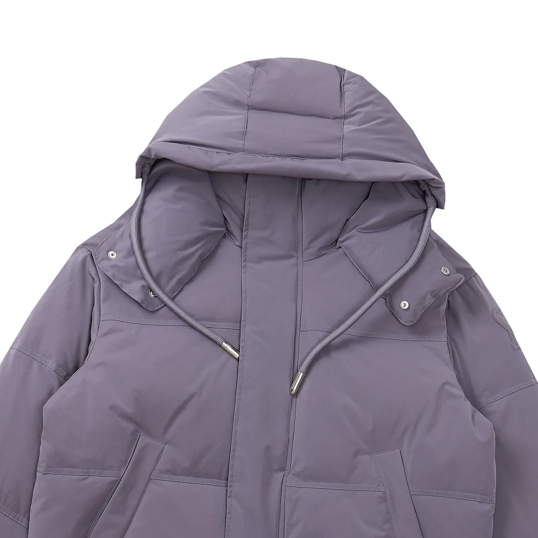 🅿️1160 style number~~F280 purchasing version AMIPARIS Ami de coeur winter limited capsule bread down jacket for men and women. Design concept: Ami limited down jacket from France lasted for half a year. The authentic product was purchased overseas in mid-May. From the fabric, LOGO, and even as small as a pocket or a button, every detail of this one is attractive enough and can become the highlight of your body. In addition to the refreshing and refined clothing style, this style has all original molds from fabrics to metal accessories to velvet. AMI conveys a relaxed and casual concept, giving people a feeling of comfort and casualness. Fabric + Features: ✅Unique double-layer lightweight bonded polyester military fabric, which is also AMI's unique patented technology, is a multi-functional fabric. ✅The lining is made of fine and dense renewable microfibers, which is light, soft and delicate. ✅Made using kp-ls fully automatic mechanical special woven fabric machine, it has windproof and waterproof, highly breathable and warm, elastic and wear-resistant properties that cannot be achieved by ordinary fabrics. ✅ Made of original national standard 90% white duck down. 800 fill power, the whole garment weighs 3 pounds, the average down filling is 450g, the top ultra-thick version on the Internet ✅ The zipper is made of YKK white copper zipper, which is the same as the original electro-plated Keyu hardware double ring zipper puller. Copper and nickel can be infinitely dissolved into each other, thereby forming a continuous solid solution, that is, regardless of the ratio of each other, they are always α-single-phase alloys. When nickel is melted into red copper and the content exceeds 16%, the resulting alloy becomes as white as silver. The higher the nickel content, the whiter the color. The nickel content in cupronickel is generally 25%. Manganese, iron, zinc or aluminum can also be added to become special white copper. The cost can be imagined. ✅The original proportional love logo patches are all laser-cut and have a loose fit. The hooded collar design is better for warmth. ✅Super fluffy and loose bag feel, hooded design, super fluffy and high-loft bag shape, thick and wide threaded sleeves can prevent wind from entering, ✅ Continuing AMIParis' usual design of combining leisure and elegance, each item is equipped with a heart pattern that is highly distinctive of the brand. Craftsmanship: Imported unique double-layer lightweight bonded polyester military fabric, high-density waterproof fabric, national standard 90 white duck down, extremely high fluffy, excellent warmth retention effect, no matter how cold it rains or snows, it can be done in one piece, like a walking duvet, unique drawstring design, the rope ends are made of Designed with a metal capsule, coupled with a wide hat and thick rope, the accessories/buttons/spring buckles are exquisitely made. The international first-line luxury brand COBRAX buttons are used. COBRAX buttons are several times or even ten times more expensive than similar ordinary products.