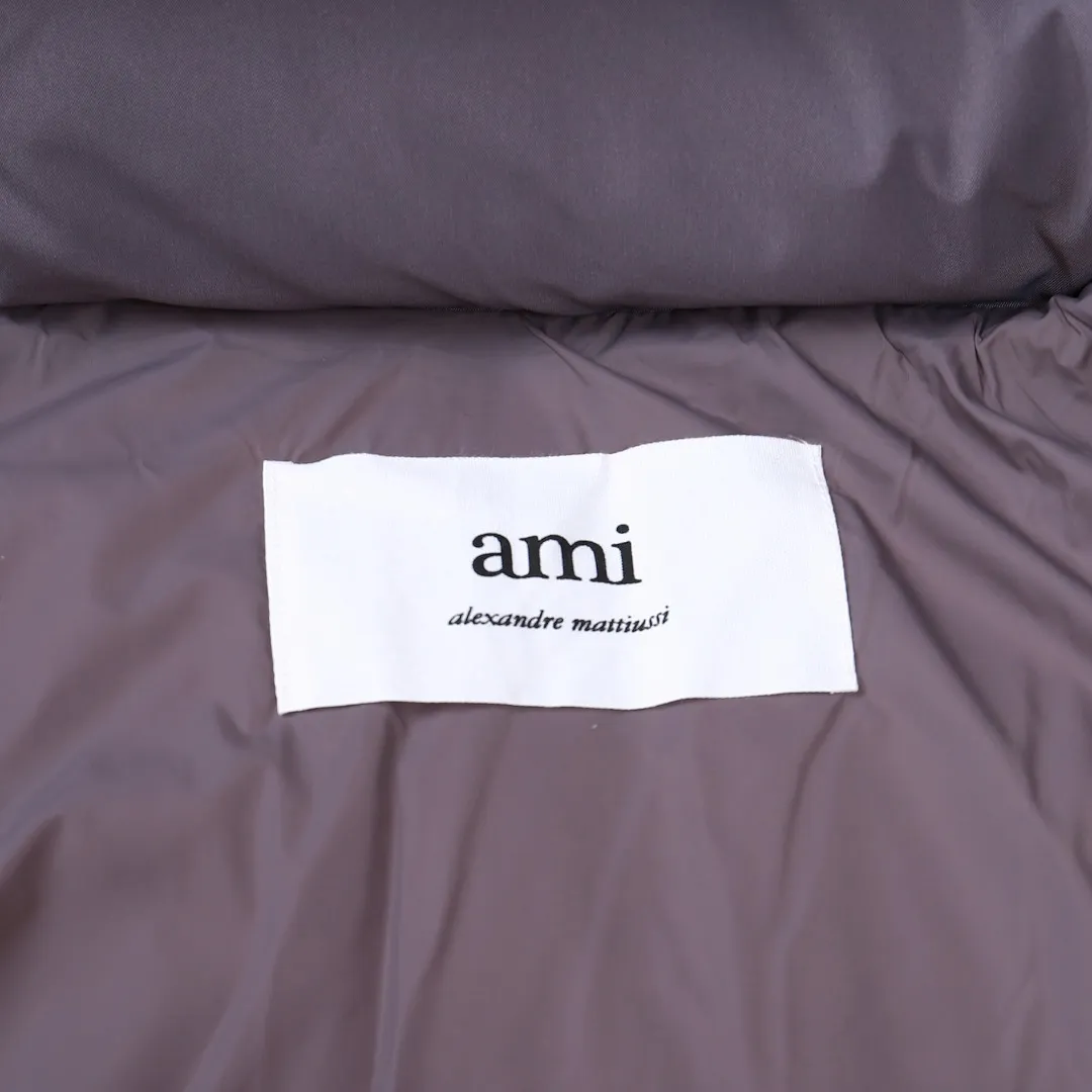 🅿️1160 style number~~F280 purchasing version AMIPARIS Ami de coeur winter limited capsule bread down jacket for men and women. Design concept: Ami limited down jacket from France lasted for half a year. The authentic product was purchased overseas in mid-May. From the fabric, LOGO, and even as small as a pocket or a button, every detail of this one is attractive enough and can become the highlight of your body. In addition to the refreshing and refined clothing style, this style has all original molds from fabrics to metal accessories to velvet. AMI conveys a relaxed and casual concept, giving people a feeling of comfort and casualness. Fabric + Features: ✅Unique double-layer lightweight bonded polyester military fabric, which is also AMI's unique patented technology, is a multi-functional fabric. ✅The lining is made of fine and dense renewable microfibers, which is light, soft and delicate. ✅Made using kp-ls fully automatic mechanical special woven fabric machine, it has windproof and waterproof, highly breathable and warm, elastic and wear-resistant properties that cannot be achieved by ordinary fabrics. ✅ Made of original national standard 90% white duck down. 800 fill power, the whole garment weighs 3 pounds, the average down filling is 450g, the top ultra-thick version on the Internet ✅ The zipper is made of YKK white copper zipper, which is the same as the original electro-plated Keyu hardware double ring zipper puller. Copper and nickel can be infinitely dissolved into each other, thereby forming a continuous solid solution, that is, regardless of the ratio of each other, they are always α-single-phase alloys. When nickel is melted into red copper and the content exceeds 16%, the resulting alloy becomes as white as silver. The higher the nickel content, the whiter the color. The nickel content in cupronickel is generally 25%. Manganese, iron, zinc or aluminum can also be added to become special white copper. The cost can be imagined. ✅The original proportional love logo patches are all laser-cut and have a loose fit. The hooded collar design is better for warmth. ✅Super fluffy and loose bag feel, hooded design, super fluffy and high-loft bag shape, thick and wide threaded sleeves can prevent wind from entering, ✅ Continuing AMIParis' usual design of combining leisure and elegance, each item is equipped with a heart pattern that is highly distinctive of the brand. Craftsmanship: Imported unique double-layer lightweight bonded polyester military fabric, high-density waterproof fabric, national standard 90 white duck down, extremely high fluffy, excellent warmth retention effect, no matter how cold it rains or snows, it can be done in one piece, like a walking duvet, unique drawstring design, the rope ends are made of Designed with a metal capsule, coupled with a wide hat and thick rope, the accessories/buttons/spring buckles are exquisitely made. The international first-line luxury brand COBRAX buttons are used. COBRAX buttons are several times or even ten times more expensive than similar ordinary products.