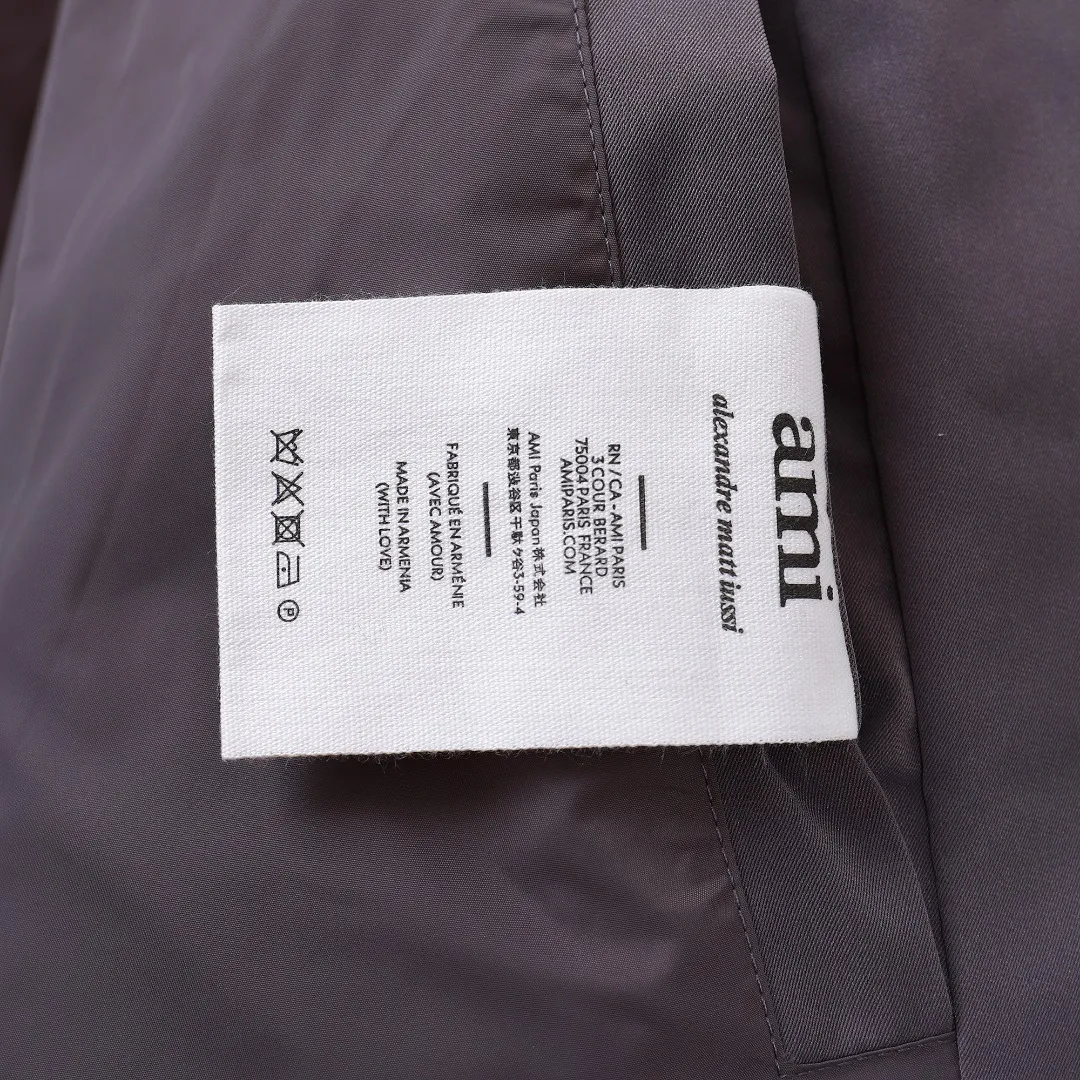 🅿️1160 style number~~F280 purchasing version AMIPARIS Ami de coeur winter limited capsule bread down jacket for men and women. Design concept: Ami limited down jacket from France lasted for half a year. The authentic product was purchased overseas in mid-May. From the fabric, LOGO, and even as small as a pocket or a button, every detail of this one is attractive enough and can become the highlight of your body. In addition to the refreshing and refined clothing style, this style has all original molds from fabrics to metal accessories to velvet. AMI conveys a relaxed and casual concept, giving people a feeling of comfort and casualness. Fabric + Features: ✅Unique double-layer lightweight bonded polyester military fabric, which is also AMI's unique patented technology, is a multi-functional fabric. ✅The lining is made of fine and dense renewable microfibers, which is light, soft and delicate. ✅Made using kp-ls fully automatic mechanical special woven fabric machine, it has windproof and waterproof, highly breathable and warm, elastic and wear-resistant properties that cannot be achieved by ordinary fabrics. ✅ Made of original national standard 90% white duck down. 800 fill power, the whole garment weighs 3 pounds, the average down filling is 450g, the top ultra-thick version on the Internet ✅ The zipper is made of YKK white copper zipper, which is the same as the original electro-plated Keyu hardware double ring zipper puller. Copper and nickel can be infinitely dissolved into each other, thereby forming a continuous solid solution, that is, regardless of the ratio of each other, they are always α-single-phase alloys. When nickel is melted into red copper and the content exceeds 16%, the resulting alloy becomes as white as silver. The higher the nickel content, the whiter the color. The nickel content in cupronickel is generally 25%. Manganese, iron, zinc or aluminum can also be added to become special white copper. The cost can be imagined. ✅The original proportional love logo patches are all laser-cut and have a loose fit. The hooded collar design is better for warmth. ✅Super fluffy and loose bag feel, hooded design, super fluffy and high-loft bag shape, thick and wide threaded sleeves can prevent wind from entering, ✅ Continuing AMIParis' usual design of combining leisure and elegance, each item is equipped with a heart pattern that is highly distinctive of the brand. Craftsmanship: Imported unique double-layer lightweight bonded polyester military fabric, high-density waterproof fabric, national standard 90 white duck down, extremely high fluffy, excellent warmth retention effect, no matter how cold it rains or snows, it can be done in one piece, like a walking duvet, unique drawstring design, the rope ends are made of Designed with a metal capsule, coupled with a wide hat and thick rope, the accessories/buttons/spring buckles are exquisitely made. The international first-line luxury brand COBRAX buttons are used. COBRAX buttons are several times or even ten times more expensive than similar ordinary products.