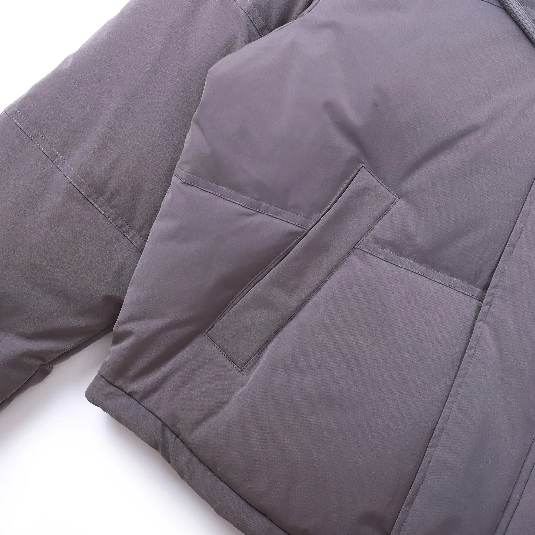 🅿️1160 style number~~F280 purchasing version AMIPARIS Ami de coeur winter limited capsule bread down jacket for men and women. Design concept: Ami limited down jacket from France lasted for half a year. The authentic product was purchased overseas in mid-May. From the fabric, LOGO, and even as small as a pocket or a button, every detail of this one is attractive enough and can become the highlight of your body. In addition to the refreshing and refined clothing style, this style has all original molds from fabrics to metal accessories to velvet. AMI conveys a relaxed and casual concept, giving people a feeling of comfort and casualness. Fabric + Features: ✅Unique double-layer lightweight bonded polyester military fabric, which is also AMI's unique patented technology, is a multi-functional fabric. ✅The lining is made of fine and dense renewable microfibers, which is light, soft and delicate. ✅Made using kp-ls fully automatic mechanical special woven fabric machine, it has windproof and waterproof, highly breathable and warm, elastic and wear-resistant properties that cannot be achieved by ordinary fabrics. ✅ Made of original national standard 90% white duck down. 800 fill power, the whole garment weighs 3 pounds, the average down filling is 450g, the top ultra-thick version on the Internet ✅ The zipper is made of YKK white copper zipper, which is the same as the original electro-plated Keyu hardware double ring zipper puller. Copper and nickel can be infinitely dissolved into each other, thereby forming a continuous solid solution, that is, regardless of the ratio of each other, they are always α-single-phase alloys. When nickel is melted into red copper and the content exceeds 16%, the resulting alloy becomes as white as silver. The higher the nickel content, the whiter the color. The nickel content in cupronickel is generally 25%. Manganese, iron, zinc or aluminum can also be added to become special white copper. The cost can be imagined. ✅The original proportional love logo patches are all laser-cut and have a loose fit. The hooded collar design is better for warmth. ✅Super fluffy and loose bag feel, hooded design, super fluffy and high-loft bag shape, thick and wide threaded sleeves can prevent wind from entering, ✅ Continuing AMIParis' usual design of combining leisure and elegance, each item is equipped with a heart pattern that is highly distinctive of the brand. Craftsmanship: Imported unique double-layer lightweight bonded polyester military fabric, high-density waterproof fabric, national standard 90 white duck down, extremely high fluffy, excellent warmth retention effect, no matter how cold it rains or snows, it can be done in one piece, like a walking duvet, unique drawstring design, the rope ends are made of Designed with a metal capsule, coupled with a wide hat and thick rope, the accessories/buttons/spring buckles are exquisitely made. The international first-line luxury brand COBRAX buttons are used. COBRAX buttons are several times or even ten times more expensive than similar ordinary products.