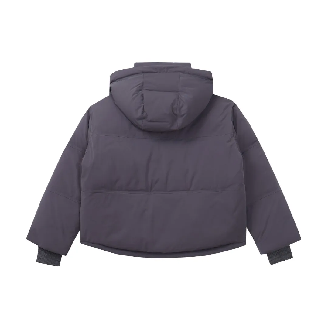 🅿️1160 style number~~F280 purchasing version AMIPARIS Ami de coeur winter limited capsule bread down jacket for men and women. Design concept: Ami limited down jacket from France lasted for half a year. The authentic product was purchased overseas in mid-May. From the fabric, LOGO, and even as small as a pocket or a button, every detail of this one is attractive enough and can become the highlight of your body. In addition to the refreshing and refined clothing style, this style has all original molds from fabrics to metal accessories to velvet. AMI conveys a relaxed and casual concept, giving people a feeling of comfort and casualness. Fabric + Features: ✅Unique double-layer lightweight bonded polyester military fabric, which is also AMI's unique patented technology, is a multi-functional fabric. ✅The lining is made of fine and dense renewable microfibers, which is light, soft and delicate. ✅Made using kp-ls fully automatic mechanical special woven fabric machine, it has windproof and waterproof, highly breathable and warm, elastic and wear-resistant properties that cannot be achieved by ordinary fabrics. ✅ Made of original national standard 90% white duck down. 800 fill power, the whole garment weighs 3 pounds, the average down filling is 450g, the top ultra-thick version on the Internet ✅ The zipper is made of YKK white copper zipper, which is the same as the original electro-plated Keyu hardware double ring zipper puller. Copper and nickel can be infinitely dissolved into each other, thereby forming a continuous solid solution, that is, regardless of the ratio of each other, they are always α-single-phase alloys. When nickel is melted into red copper and the content exceeds 16%, the resulting alloy becomes as white as silver. The higher the nickel content, the whiter the color. The nickel content in cupronickel is generally 25%. Manganese, iron, zinc or aluminum can also be added to become special white copper. The cost can be imagined. ✅The original proportional love logo patches are all laser-cut and have a loose fit. The hooded collar design is better for warmth. ✅Super fluffy and loose bag feel, hooded design, super fluffy and high-loft bag shape, thick and wide threaded sleeves can prevent wind from entering, ✅ Continuing AMIParis' usual design of combining leisure and elegance, each item is equipped with a heart pattern that is highly distinctive of the brand. Craftsmanship: Imported unique double-layer lightweight bonded polyester military fabric, high-density waterproof fabric, national standard 90 white duck down, extremely high fluffy, excellent warmth retention effect, no matter how cold it rains or snows, it can be done in one piece, like a walking duvet, unique drawstring design, the rope ends are made of Designed with a metal capsule, coupled with a wide hat and thick rope, the accessories/buttons/spring buckles are exquisitely made. The international first-line luxury brand COBRAX buttons are used. COBRAX buttons are several times or even ten times more expensive than similar ordinary products.