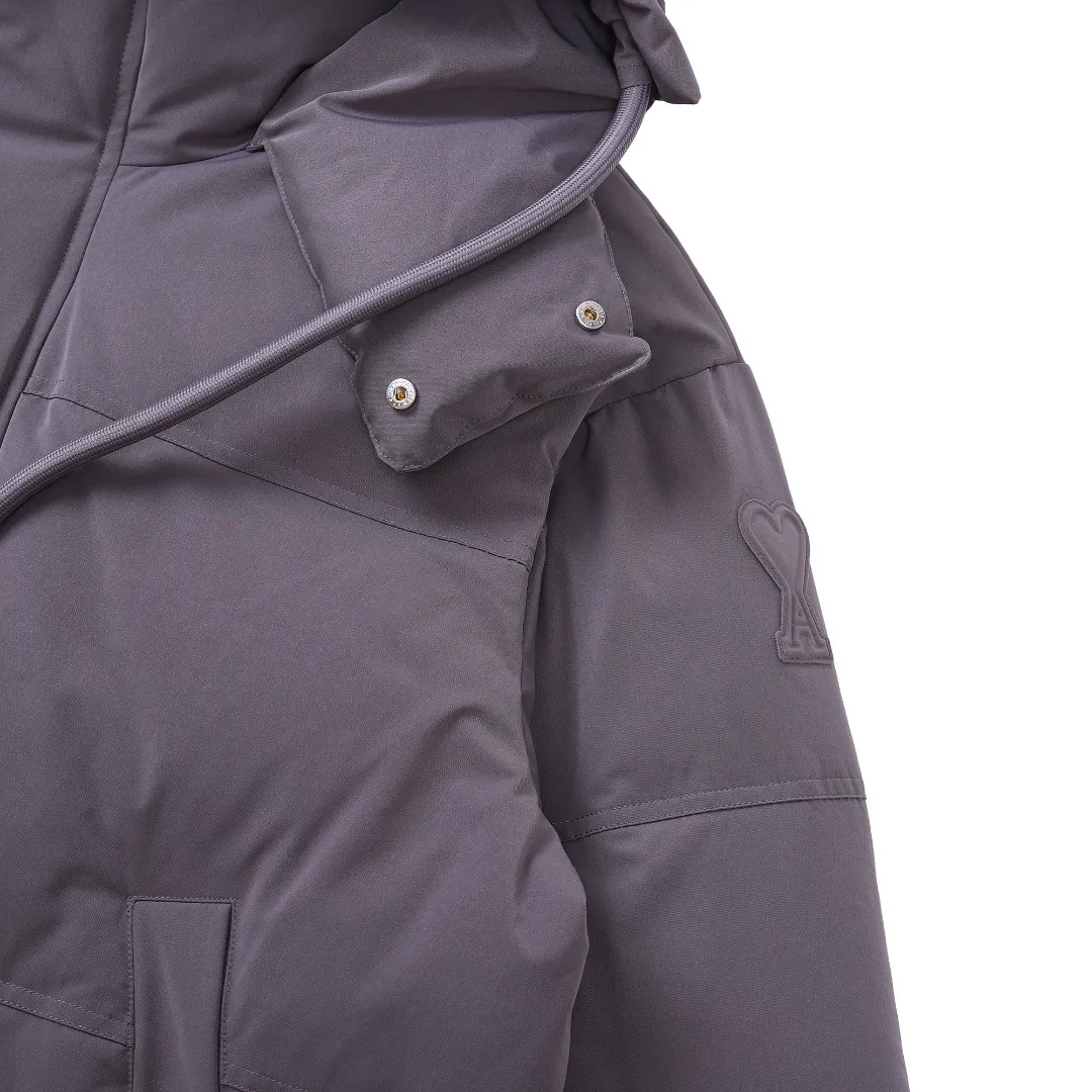 🅿️1160 style number~~F280 purchasing version AMIPARIS Ami de coeur winter limited capsule bread down jacket for men and women. Design concept: Ami limited down jacket from France lasted for half a year. The authentic product was purchased overseas in mid-May. From the fabric, LOGO, and even as small as a pocket or a button, every detail of this one is attractive enough and can become the highlight of your body. In addition to the refreshing and refined clothing style, this style has all original molds from fabrics to metal accessories to velvet. AMI conveys a relaxed and casual concept, giving people a feeling of comfort and casualness. Fabric + Features: ✅Unique double-layer lightweight bonded polyester military fabric, which is also AMI's unique patented technology, is a multi-functional fabric. ✅The lining is made of fine and dense renewable microfibers, which is light, soft and delicate. ✅Made using kp-ls fully automatic mechanical special woven fabric machine, it has windproof and waterproof, highly breathable and warm, elastic and wear-resistant properties that cannot be achieved by ordinary fabrics. ✅ Made of original national standard 90% white duck down. 800 fill power, the whole garment weighs 3 pounds, the average down filling is 450g, the top ultra-thick version on the Internet ✅ The zipper is made of YKK white copper zipper, which is the same as the original electro-plated Keyu hardware double ring zipper puller. Copper and nickel can be infinitely dissolved into each other, thereby forming a continuous solid solution, that is, regardless of the ratio of each other, they are always α-single-phase alloys. When nickel is melted into red copper and the content exceeds 16%, the resulting alloy becomes as white as silver. The higher the nickel content, the whiter the color. The nickel content in cupronickel is generally 25%. Manganese, iron, zinc or aluminum can also be added to become special white copper. The cost can be imagined. ✅The original proportional love logo patches are all laser-cut and have a loose fit. The hooded collar design is better for warmth. ✅Super fluffy and loose bag feel, hooded design, super fluffy and high-loft bag shape, thick and wide threaded sleeves can prevent wind from entering, ✅ Continuing AMIParis' usual design of combining leisure and elegance, each item is equipped with a heart pattern that is highly distinctive of the brand. Craftsmanship: Imported unique double-layer lightweight bonded polyester military fabric, high-density waterproof fabric, national standard 90 white duck down, extremely high fluffy, excellent warmth retention effect, no matter how cold it rains or snows, it can be done in one piece, like a walking duvet, unique drawstring design, the rope ends are made of Designed with a metal capsule, coupled with a wide hat and thick rope, the accessories/buttons/spring buckles are exquisitely made. The international first-line luxury brand COBRAX buttons are used. COBRAX buttons are several times or even ten times more expensive than similar ordinary products.