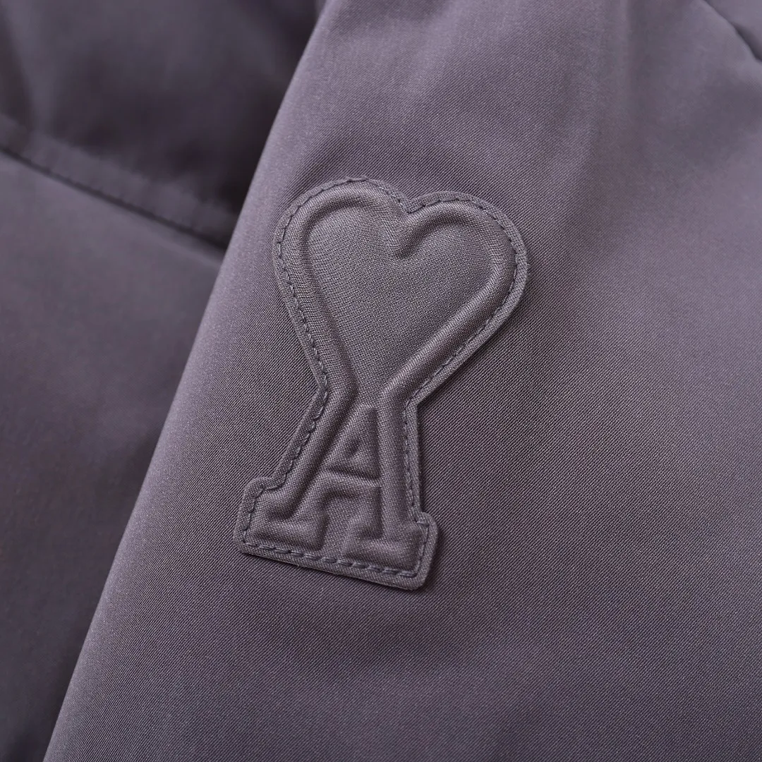 🅿️1160 style number~~F280 purchasing version AMIPARIS Ami de coeur winter limited capsule bread down jacket for men and women. Design concept: Ami limited down jacket from France lasted for half a year. The authentic product was purchased overseas in mid-May. From the fabric, LOGO, and even as small as a pocket or a button, every detail of this one is attractive enough and can become the highlight of your body. In addition to the refreshing and refined clothing style, this style has all original molds from fabrics to metal accessories to velvet. AMI conveys a relaxed and casual concept, giving people a feeling of comfort and casualness. Fabric + Features: ✅Unique double-layer lightweight bonded polyester military fabric, which is also AMI's unique patented technology, is a multi-functional fabric. ✅The lining is made of fine and dense renewable microfibers, which is light, soft and delicate. ✅Made using kp-ls fully automatic mechanical special woven fabric machine, it has windproof and waterproof, highly breathable and warm, elastic and wear-resistant properties that cannot be achieved by ordinary fabrics. ✅ Made of original national standard 90% white duck down. 800 fill power, the whole garment weighs 3 pounds, the average down filling is 450g, the top ultra-thick version on the Internet ✅ The zipper is made of YKK white copper zipper, which is the same as the original electro-plated Keyu hardware double ring zipper puller. Copper and nickel can be infinitely dissolved into each other, thereby forming a continuous solid solution, that is, regardless of the ratio of each other, they are always α-single-phase alloys. When nickel is melted into red copper and the content exceeds 16%, the resulting alloy becomes as white as silver. The higher the nickel content, the whiter the color. The nickel content in cupronickel is generally 25%. Manganese, iron, zinc or aluminum can also be added to become special white copper. The cost can be imagined. ✅The original proportional love logo patches are all laser-cut and have a loose fit. The hooded collar design is better for warmth. ✅Super fluffy and loose bag feel, hooded design, super fluffy and high-loft bag shape, thick and wide threaded sleeves can prevent wind from entering, ✅ Continuing AMIParis' usual design of combining leisure and elegance, each item is equipped with a heart pattern that is highly distinctive of the brand. Craftsmanship: Imported unique double-layer lightweight bonded polyester military fabric, high-density waterproof fabric, national standard 90 white duck down, extremely high fluffy, excellent warmth retention effect, no matter how cold it rains or snows, it can be done in one piece, like a walking duvet, unique drawstring design, the rope ends are made of Designed with a metal capsule, coupled with a wide hat and thick rope, the accessories/buttons/spring buckles are exquisitely made. The international first-line luxury brand COBRAX buttons are used. COBRAX buttons are several times or even ten times more expensive than similar ordinary products.