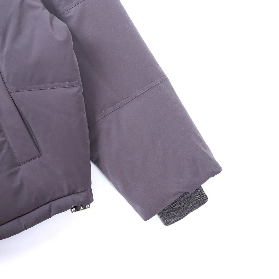 🅿️1160 style number~~F280 purchasing version AMIPARIS Ami de coeur winter limited capsule bread down jacket for men and women. Design concept: Ami limited down jacket from France lasted for half a year. The authentic product was purchased overseas in mid-May. From the fabric, LOGO, and even as small as a pocket or a button, every detail of this one is attractive enough and can become the highlight of your body. In addition to the refreshing and refined clothing style, this style has all original molds from fabrics to metal accessories to velvet. AMI conveys a relaxed and casual concept, giving people a feeling of comfort and casualness. Fabric + Features: ✅Unique double-layer lightweight bonded polyester military fabric, which is also AMI's unique patented technology, is a multi-functional fabric. ✅The lining is made of fine and dense renewable microfibers, which is light, soft and delicate. ✅Made using kp-ls fully automatic mechanical special woven fabric machine, it has windproof and waterproof, highly breathable and warm, elastic and wear-resistant properties that cannot be achieved by ordinary fabrics. ✅ Made of original national standard 90% white duck down. 800 fill power, the whole garment weighs 3 pounds, the average down filling is 450g, the top ultra-thick version on the Internet ✅ The zipper is made of YKK white copper zipper, which is the same as the original electro-plated Keyu hardware double ring zipper puller. Copper and nickel can be infinitely dissolved into each other, thereby forming a continuous solid solution, that is, regardless of the ratio of each other, they are always α-single-phase alloys. When nickel is melted into red copper and the content exceeds 16%, the resulting alloy becomes as white as silver. The higher the nickel content, the whiter the color. The nickel content in cupronickel is generally 25%. Manganese, iron, zinc or aluminum can also be added to become special white copper. The cost can be imagined. ✅The original proportional love logo patches are all laser-cut and have a loose fit. The hooded collar design is better for warmth. ✅Super fluffy and loose bag feel, hooded design, super fluffy and high-loft bag shape, thick and wide threaded sleeves can prevent wind from entering, ✅ Continuing AMIParis' usual design of combining leisure and elegance, each item is equipped with a heart pattern that is highly distinctive of the brand. Craftsmanship: Imported unique double-layer lightweight bonded polyester military fabric, high-density waterproof fabric, national standard 90 white duck down, extremely high fluffy, excellent warmth retention effect, no matter how cold it rains or snows, it can be done in one piece, like a walking duvet, unique drawstring design, the rope ends are made of Designed with a metal capsule, coupled with a wide hat and thick rope, the accessories/buttons/spring buckles are exquisitely made. The international first-line luxury brand COBRAX buttons are used. COBRAX buttons are several times or even ten times more expensive than similar ordinary products.