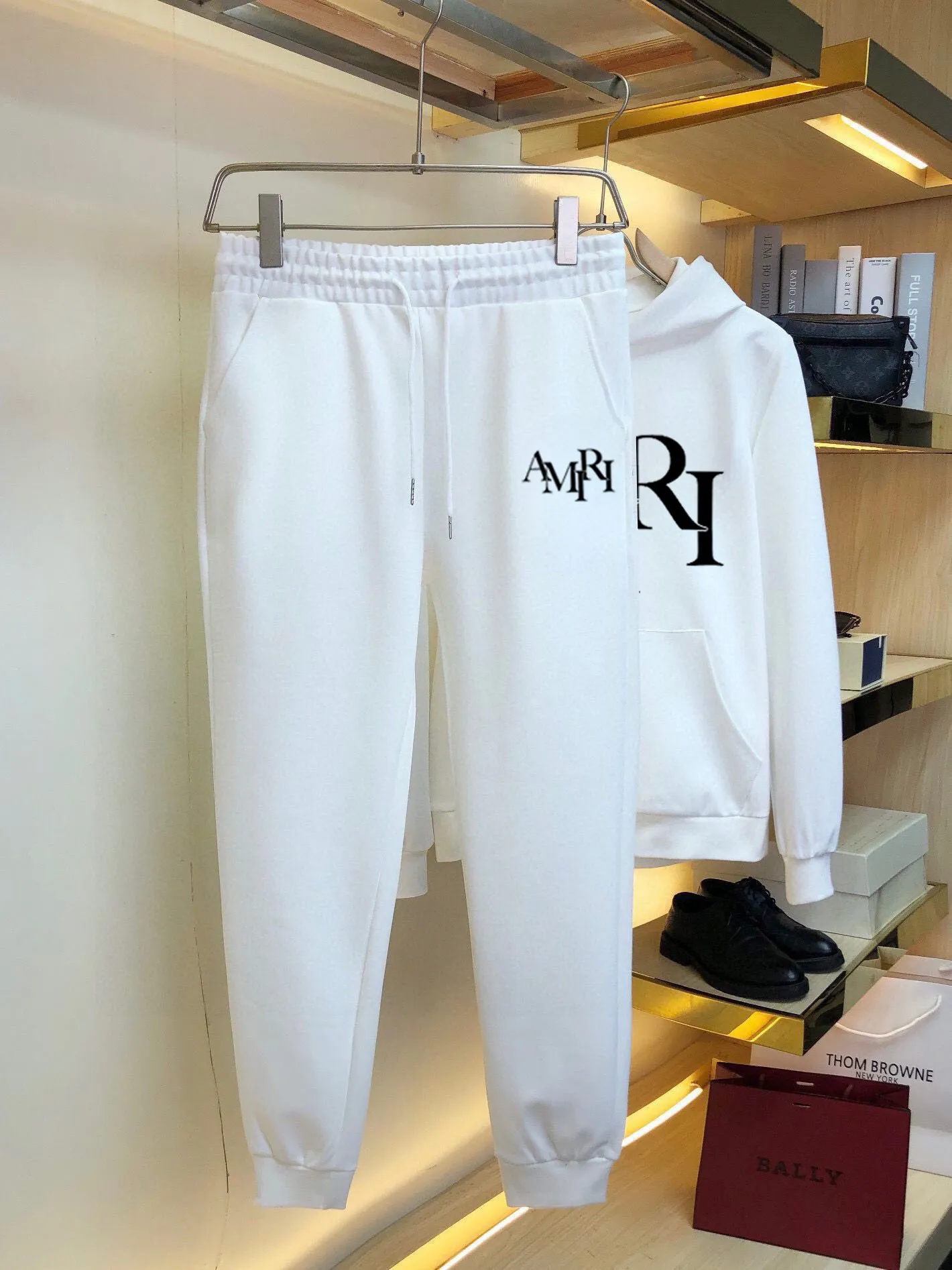 P380 💰 [AMIRI] (Gospel for Fatty) hot-selling suit is coming. Focus on the original version of the official website. 2025 new hot-selling sweatshirt suit. The original order is the best product🇭🇰. It is the meticulous work of top designers. It has a fitting and perfect upper body effect. All-natural high-quality Roman cotton 100%, close-fitting comfort, noble and elegant! Original hardware embodies elegance and nobility! Counter size: M-5XL (maximum wear up to 220 pounds)