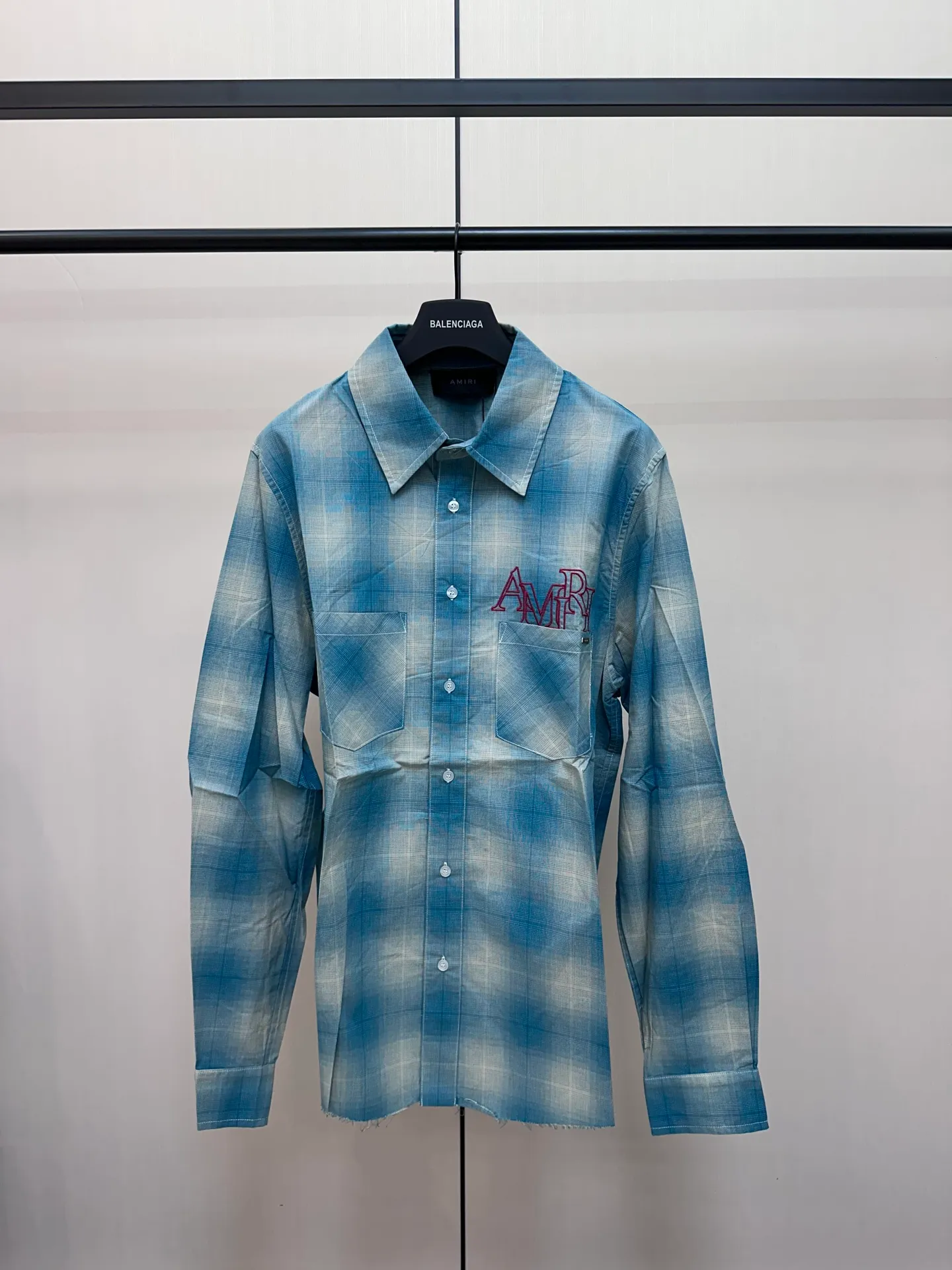 P400 Amiri Gradient Plaid Long Sleeve Shirt Customized yarn colored plaid fabric, frayed hem with distressed effect, symmetrical patch pockets on the chest, brand logo letter embroidery embellishment, large round red embroidery on the back, casual style, same style for men and women.  Size：S/M/L/XL
