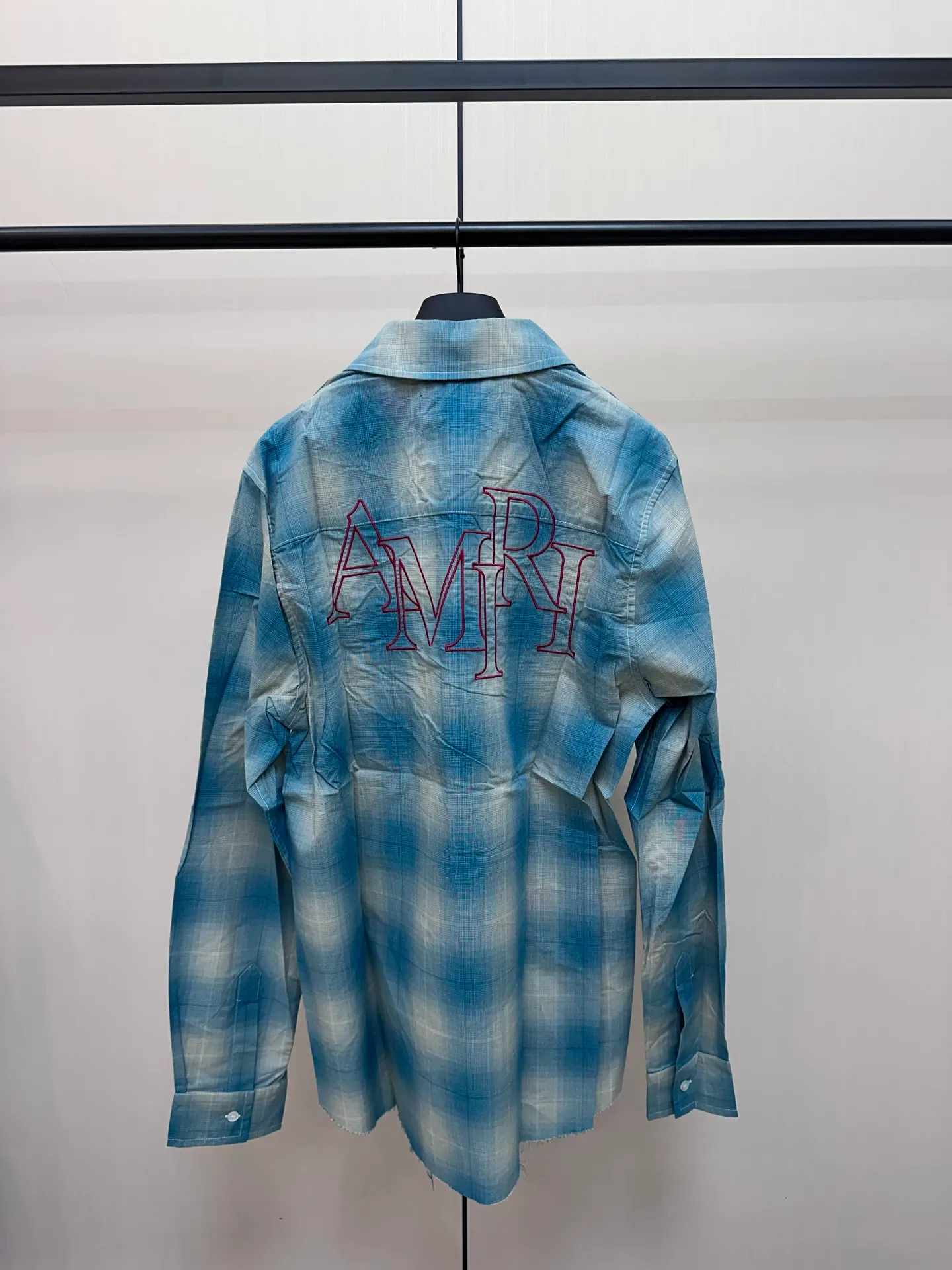 P400 Amiri Gradient Plaid Long Sleeve Shirt Customized yarn colored plaid fabric, frayed hem with distressed effect, symmetrical patch pockets on the chest, brand logo letter embroidery embellishment, large round red embroidery on the back, casual style, same style for men and women.  Size：S/M/L/XL