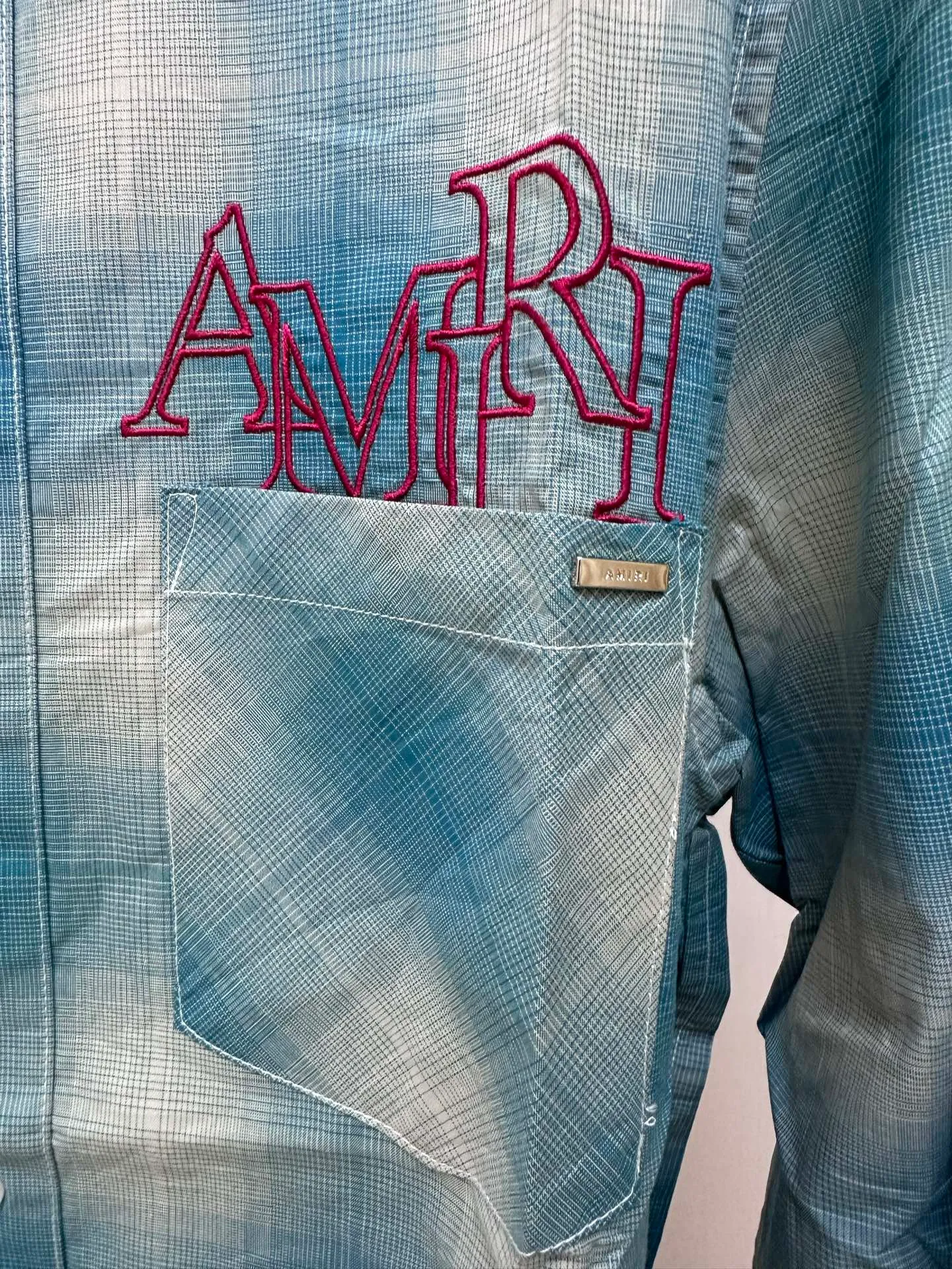 P400 Amiri Gradient Plaid Long Sleeve Shirt Customized yarn colored plaid fabric, frayed hem with distressed effect, symmetrical patch pockets on the chest, brand logo letter embroidery embellishment, large round red embroidery on the back, casual style, same style for men and women.  Size：S/M/L/XL
