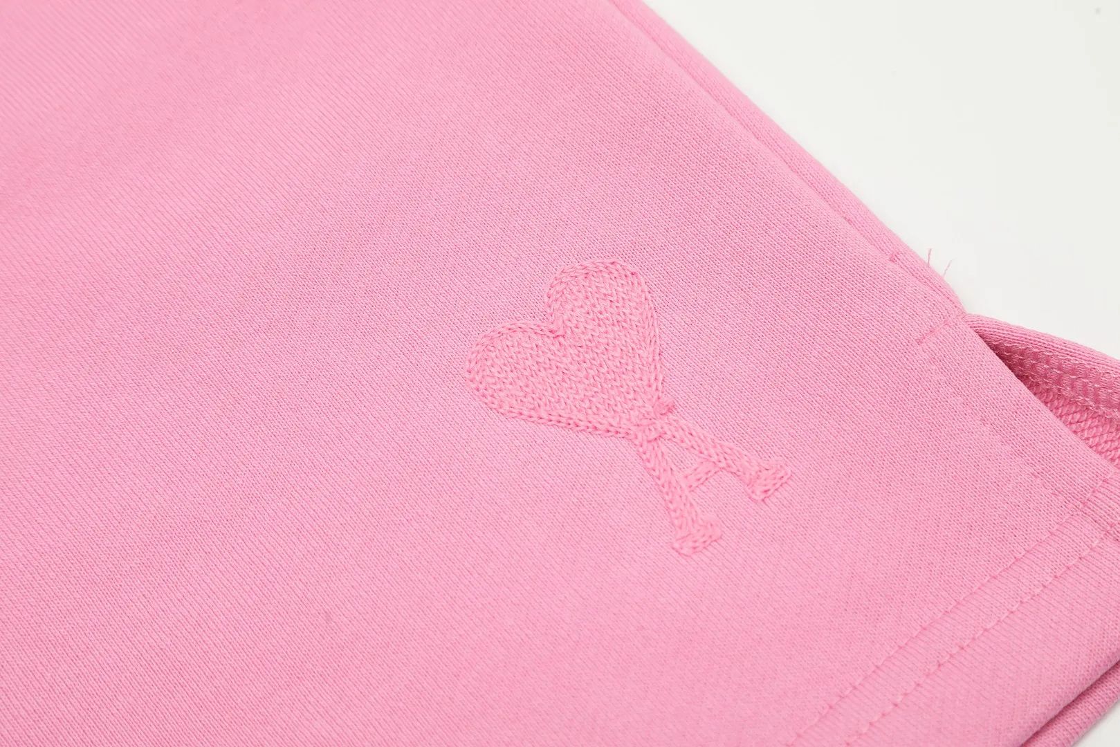 AMI/Amy Macaron Embroidered Heart Classic Shorts Put aside all the messy words and let’s go directly to the product parameters: ✅380g customized rough-feel fabric ✅Correct workmanship Every detail is 100% restored to the official website ✅Threads are made of 500g high-gram heavyweight pure cotton threads Custom-woven and dyed in the same color in the same vat No color difference with the fabric Machine washable and not easy to deform ✅No comparison and no damage Differentiating the market currency Correct workmanship details High-quality pure cotton fabric ✅The webbing is made of custom-dyed high-density and high-thickness webbing. Comparing with the official website. ✅The only correct embroidery of the same material on the market. Differentiating the fakes on the market at a glance. ✅The version follows the official website. It is loose and slim and can wear 210 pounds. There is no pressure for global shopping. Size: S-XL. Color (6 colors): Black, White, Gray, Navy Khaki, Rose Pink.