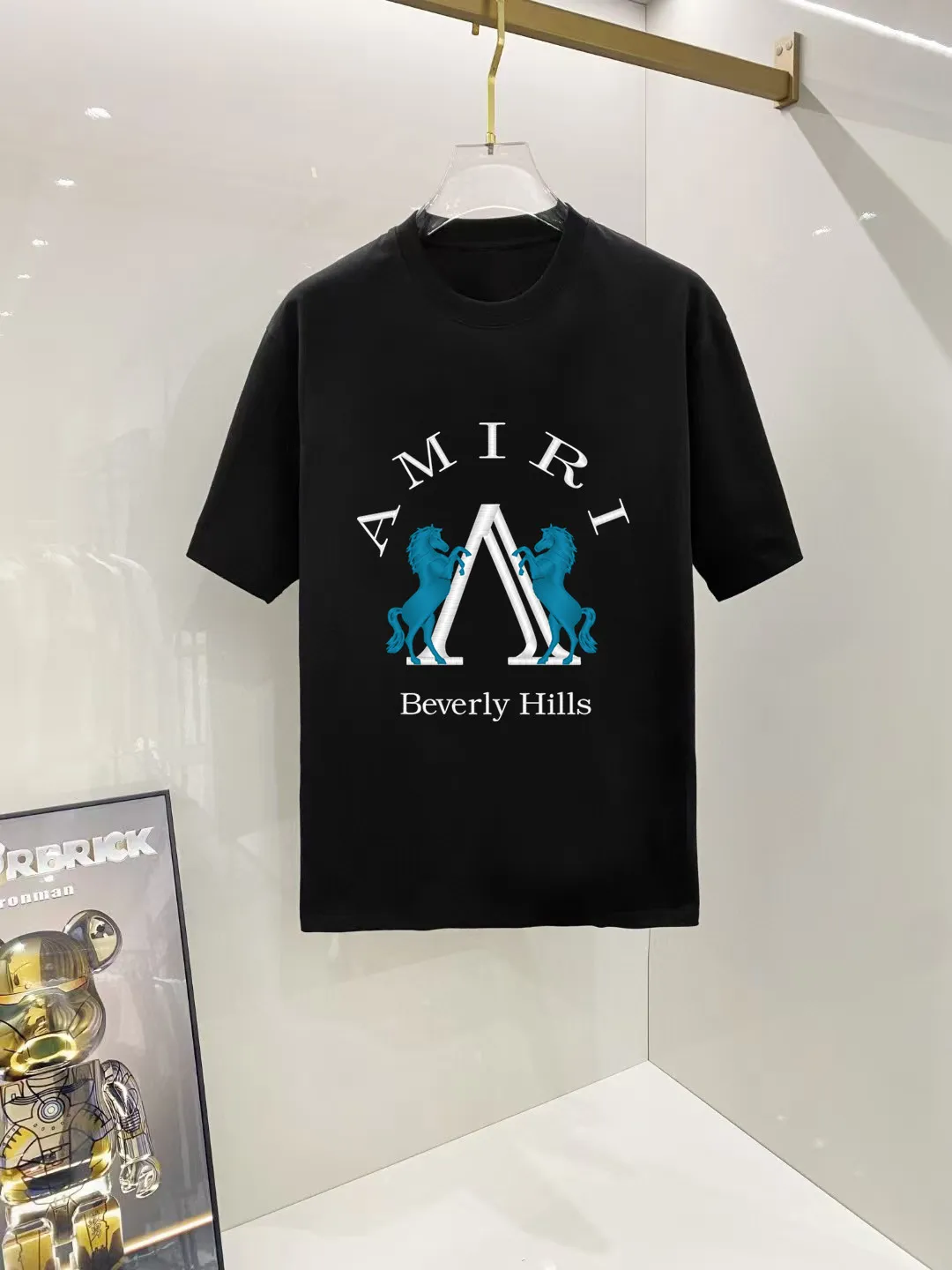 P140 AMIRI# 2025 spring and summer new style debut counter, the latest short-sleeved round neck T-shirt, high-end custom design, avant-garde and fashionable! The brand logo is designed with heavy craftsmanship. High-end customized 250g Xinjiang long-staple cotton fabric. Soft to the touch. Comfortable to wear. Exquisite stitching at the counter level. Fine workmanship. The upper body effect is incomparably handsome! A must-have item for a stylish man! Color: black. White! Size: S M L
