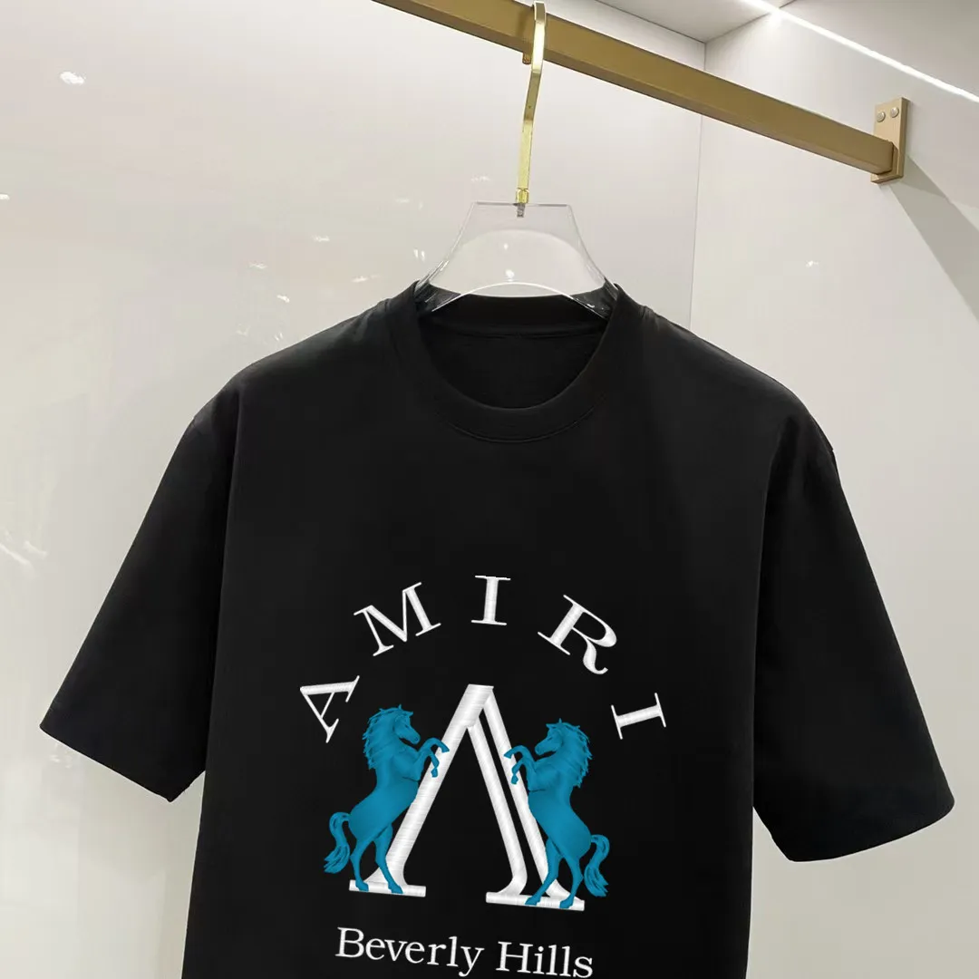 P140 AMIRI# 2025 spring and summer new style debut counter, the latest short-sleeved round neck T-shirt, high-end custom design, avant-garde and fashionable! The brand logo is designed with heavy craftsmanship. High-end customized 250g Xinjiang long-staple cotton fabric. Soft to the touch. Comfortable to wear. Exquisite stitching at the counter level. Fine workmanship. The upper body effect is incomparably handsome! A must-have item for a stylish man! Color: black. White! Size: S M L