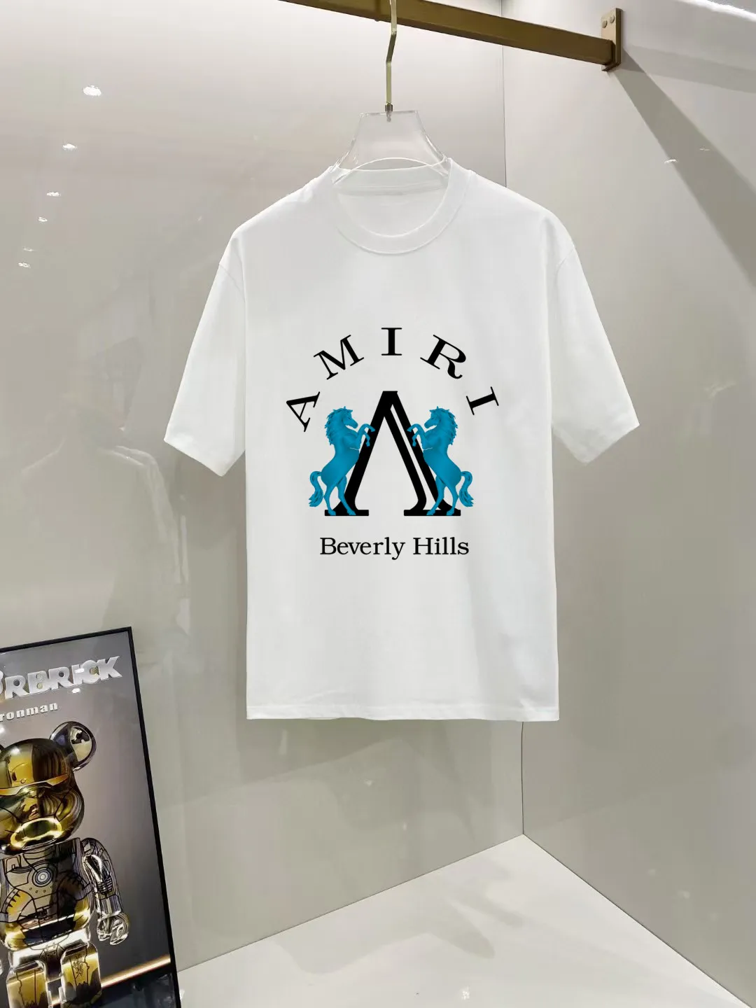 P140 AMIRI# 2025 spring and summer new style debut counter, the latest short-sleeved round neck T-shirt, high-end custom design, avant-garde and fashionable! The brand logo is designed with heavy craftsmanship. High-end customized 250g Xinjiang long-staple cotton fabric. Soft to the touch. Comfortable to wear. Exquisite stitching at the counter level. Fine workmanship. The upper body effect is incomparably handsome! A must-have item for a stylish man! Color: black. White! Size: S M L
