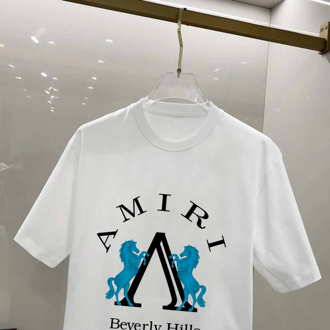 P140 AMIRI# 2025 spring and summer new style debut counter, the latest short-sleeved round neck T-shirt, high-end custom design, avant-garde and fashionable! The brand logo is designed with heavy craftsmanship. High-end customized 250g Xinjiang long-staple cotton fabric. Soft to the touch. Comfortable to wear. Exquisite stitching at the counter level. Fine workmanship. The upper body effect is incomparably handsome! A must-have item for a stylish man! Color: black. White! Size: S M L