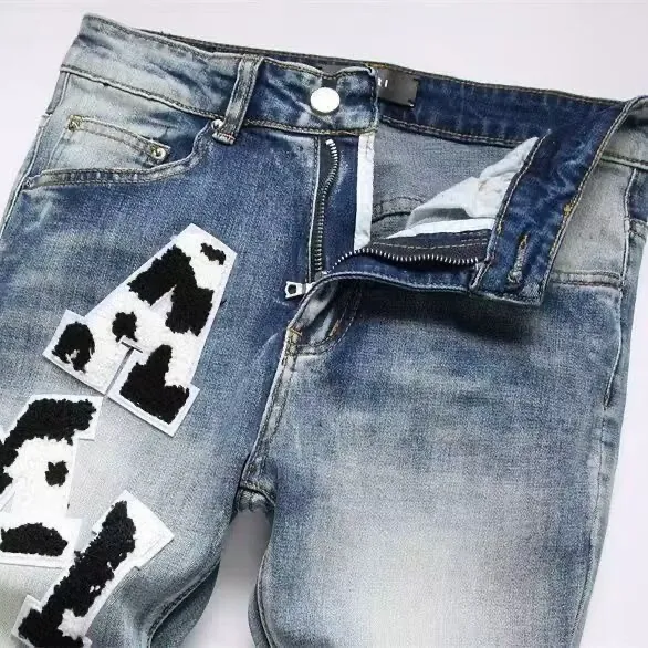 #M41 P168💰 Amiri classic embroidered patched leather ripped letter jeans, slim fit jeans, produced by a major washed factory, full of high-end feel, partially destroyed knee design with patchwork leather design, has been used as a facade design, leather waist nameplate, the focus of this style is not on the washing, but on the destroyed shape and version. The secret lies in the craftsmanship of the master. The cost of post-processing, grinding, cutting, etc. is far beyond the cost of assembly line products. Color: Picture color Size: 30-32-34-36