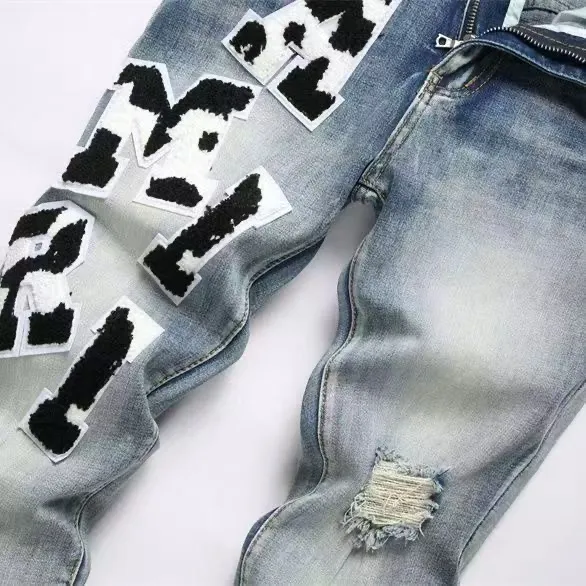 #M41 P168💰 Amiri classic embroidered patched leather ripped letter jeans, slim fit jeans, produced by a major washed factory, full of high-end feel, partially destroyed knee design with patchwork leather design, has been used as a facade design, leather waist nameplate, the focus of this style is not on the washing, but on the destroyed shape and version. The secret lies in the craftsmanship of the master. The cost of post-processing, grinding, cutting, etc. is far beyond the cost of assembly line products. Color: Picture color Size: 30-32-34-36