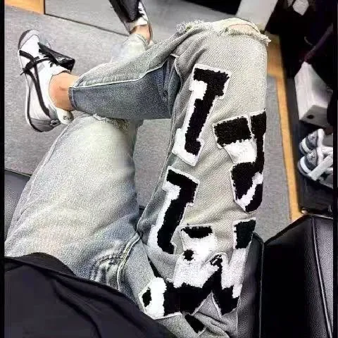 #M41 P168💰 Amiri classic embroidered patched leather ripped letter jeans, slim fit jeans, produced by a major washed factory, full of high-end feel, partially destroyed knee design with patchwork leather design, has been used as a facade design, leather waist nameplate, the focus of this style is not on the washing, but on the destroyed shape and version. The secret lies in the craftsmanship of the master. The cost of post-processing, grinding, cutting, etc. is far beyond the cost of assembly line products. Color: Picture color Size: 30-32-34-36