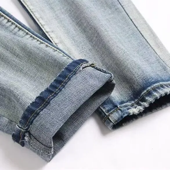 #M41 P168💰 Amiri classic embroidered patched leather ripped letter jeans, slim fit jeans, produced by a major washed factory, full of high-end feel, partially destroyed knee design with patchwork leather design, has been used as a facade design, leather waist nameplate, the focus of this style is not on the washing, but on the destroyed shape and version. The secret lies in the craftsmanship of the master. The cost of post-processing, grinding, cutting, etc. is far beyond the cost of assembly line products. Color: Picture color Size: 30-32-34-36