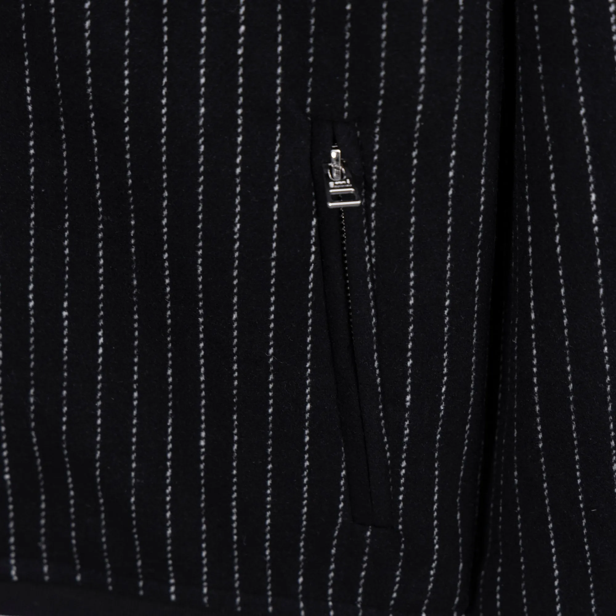 P390 25SS catwalk model has moderate thickness and high-density heavy-duty embroidery. It can be called the hottest item. It really looks better on whoever wears it! The ribs are made of 100% cotton yarn, dyed and woven, and roving yarn is woven on a flat machine. It does not cause pilling. The cotton is skin-friendly and has a full three-dimensional effect! Size Length Chest Sleeve Length Shoulder Width Cuffs M 69 122 58 59 19 L 71 126 59 60 20 XL 73 130 60 61 21 XXL 75 134 60 62 22