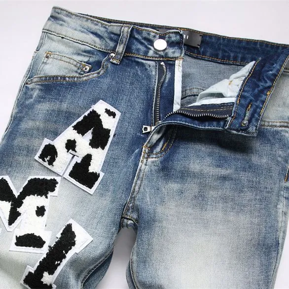 P166 Top replica AMIRI splash-ink medal patch embroidered jeans trousers AMIRI high street basic ripped tight stretch jeans trousers Amiriamiri is transliterated as Emil, which is the name of the founder. Mike Amiri, the founder of amiri, grew up in Los Angeles, USA. He was influenced by the local street culture Rock since childhood, so he founded the amiri brand named after himself. A variety of fashion brand clothing meets the needs of different fashion players. Amiri clothing has novel and unique styles and is a well-known street brand in the United States. Many of its styles and styles are loved by many street photographers. Various clothing styles meet the needs of different people, show their unique temperament, and show the trend of dressing. amiri's jeans are relatively famous. Not only do they have many styles, but the quality of the jeans is also very good. Many celebrities have also worn amiri brand jeans.  The jeans of the amiri brand break through the production process and cutting of the original jeans. The fabrics are relatively soft and comfortable, and are not as hard as some jeans, which can irritate the skin and cause the skin to bleed when worn. Los Angeles trendy brand Amiri's jeans are made with great detail from tailoring to texture, adding wrinkles, bullet holes, damage and other details to add to the trendiness of the jeans. You can choose the style that suits you according to your own needs. Only when you wear a suitable style can you have a certain sense of fashion.  In recent years, high street has become a word that appears more and more frequently in men's clothing. High street style has also become an important direction for everyone's matching. High street related items are basically inseparable from oversize or off-shoulder tops. The lower body is matched with trackpants or tight-fitting denim. In my opinion, the most representative one is perhaps annihilation. Color; picture color Size: m l xl xxl