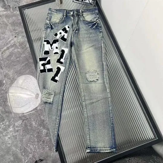 P166 Top replica AMIRI splash-ink medal patch embroidered jeans trousers AMIRI high street basic ripped tight stretch jeans trousers Amiriamiri is transliterated as Emil, which is the name of the founder. Mike Amiri, the founder of amiri, grew up in Los Angeles, USA. He was influenced by the local street culture Rock since childhood, so he founded the amiri brand named after himself. A variety of fashion brand clothing meets the needs of different fashion players. Amiri clothing has novel and unique styles and is a well-known street brand in the United States. Many of its styles and styles are loved by many street photographers. Various clothing styles meet the needs of different people, show their unique temperament, and show the trend of dressing. amiri's jeans are relatively famous. Not only do they have many styles, but the quality of the jeans is also very good. Many celebrities have also worn amiri brand jeans.  The jeans of the amiri brand break through the production process and cutting of the original jeans. The fabrics are relatively soft and comfortable, and are not as hard as some jeans, which can irritate the skin and cause the skin to bleed when worn. Los Angeles trendy brand Amiri's jeans are made with great detail from tailoring to texture, adding wrinkles, bullet holes, damage and other details to add to the trendiness of the jeans. You can choose the style that suits you according to your own needs. Only when you wear a suitable style can you have a certain sense of fashion.  In recent years, high street has become a word that appears more and more frequently in men's clothing. High street style has also become an important direction for everyone's matching. High street related items are basically inseparable from oversize or off-shoulder tops. The lower body is matched with trackpants or tight-fitting denim. In my opinion, the most representative one is perhaps annihilation. Color; picture color Size: m l xl xxl