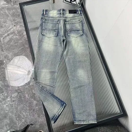 P166 Top replica AMIRI splash-ink medal patch embroidered jeans trousers AMIRI high street basic ripped tight stretch jeans trousers Amiriamiri is transliterated as Emil, which is the name of the founder. Mike Amiri, the founder of amiri, grew up in Los Angeles, USA. He was influenced by the local street culture Rock since childhood, so he founded the amiri brand named after himself. A variety of fashion brand clothing meets the needs of different fashion players. Amiri clothing has novel and unique styles and is a well-known street brand in the United States. Many of its styles and styles are loved by many street photographers. Various clothing styles meet the needs of different people, show their unique temperament, and show the trend of dressing. amiri's jeans are relatively famous. Not only do they have many styles, but the quality of the jeans is also very good. Many celebrities have also worn amiri brand jeans.  The jeans of the amiri brand break through the production process and cutting of the original jeans. The fabrics are relatively soft and comfortable, and are not as hard as some jeans, which can irritate the skin and cause the skin to bleed when worn. Los Angeles trendy brand Amiri's jeans are made with great detail from tailoring to texture, adding wrinkles, bullet holes, damage and other details to add to the trendiness of the jeans. You can choose the style that suits you according to your own needs. Only when you wear a suitable style can you have a certain sense of fashion.  In recent years, high street has become a word that appears more and more frequently in men's clothing. High street style has also become an important direction for everyone's matching. High street related items are basically inseparable from oversize or off-shoulder tops. The lower body is matched with trackpants or tight-fitting denim. In my opinion, the most representative one is perhaps annihilation. Color; picture color Size: m l xl xxl