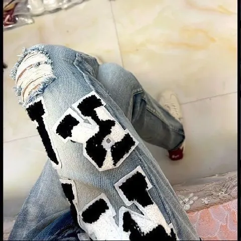 P166 Top replica AMIRI splash-ink medal patch embroidered jeans trousers AMIRI high street basic ripped tight stretch jeans trousers Amiriamiri is transliterated as Emil, which is the name of the founder. Mike Amiri, the founder of amiri, grew up in Los Angeles, USA. He was influenced by the local street culture Rock since childhood, so he founded the amiri brand named after himself. A variety of fashion brand clothing meets the needs of different fashion players. Amiri clothing has novel and unique styles and is a well-known street brand in the United States. Many of its styles and styles are loved by many street photographers. Various clothing styles meet the needs of different people, show their unique temperament, and show the trend of dressing. amiri's jeans are relatively famous. Not only do they have many styles, but the quality of the jeans is also very good. Many celebrities have also worn amiri brand jeans.  The jeans of the amiri brand break through the production process and cutting of the original jeans. The fabrics are relatively soft and comfortable, and are not as hard as some jeans, which can irritate the skin and cause the skin to bleed when worn. Los Angeles trendy brand Amiri's jeans are made with great detail from tailoring to texture, adding wrinkles, bullet holes, damage and other details to add to the trendiness of the jeans. You can choose the style that suits you according to your own needs. Only when you wear a suitable style can you have a certain sense of fashion.  In recent years, high street has become a word that appears more and more frequently in men's clothing. High street style has also become an important direction for everyone's matching. High street related items are basically inseparable from oversize or off-shoulder tops. The lower body is matched with trackpants or tight-fitting denim. In my opinion, the most representative one is perhaps annihilation. Color; picture color Size: m l xl xxl