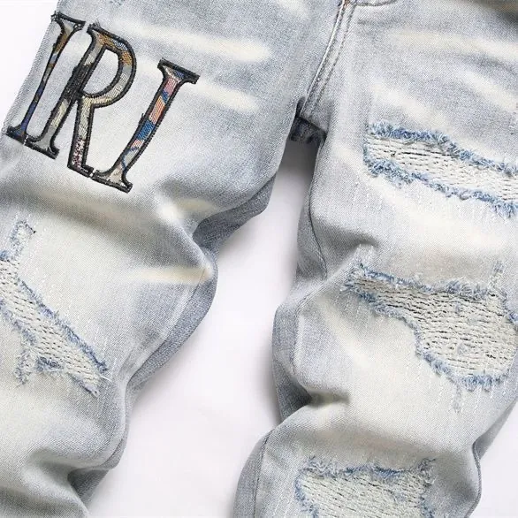 #M48 P168💰 Amiri classic embroidered patched leather distressed lettered jeans, slim fit jeans, produced by a major washed factory, full of high-end feel, partially destroyed knee design with leather patchwork design, has been used as a facade design, leather waist nameplate, the focus of this style is not on the washing, but on the destroyed shape and version. The secret lies in the craftsmanship of the master. The cost of post-processing, grinding, cutting, etc. is far beyond the cost of assembly line products. Color: Picture color Size: 30-32-34-36