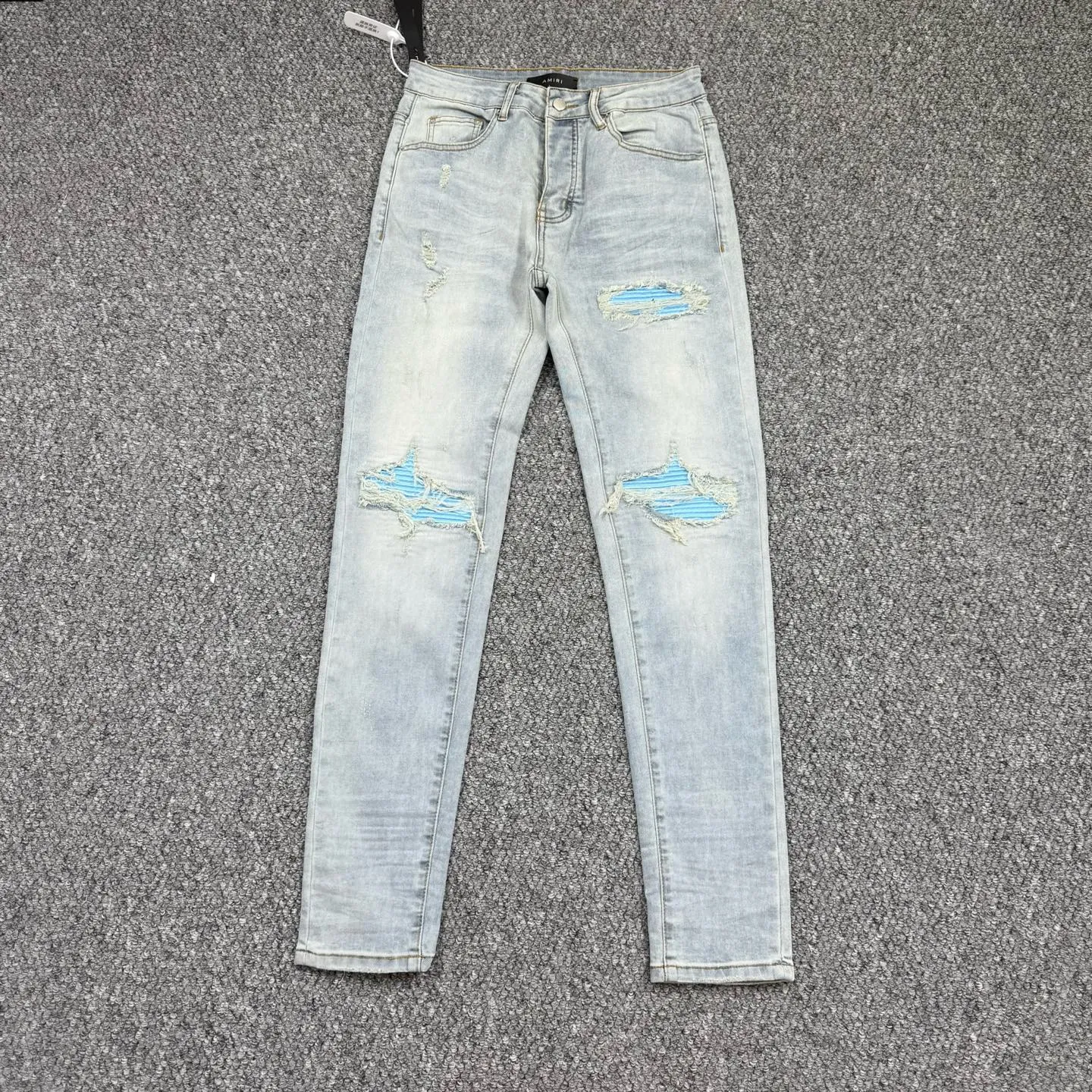 P260 Style No.: H64 AMIRI & AMIRI new jeans linhchuan leather logo washed holes pattern denim shorts with elastic denim trousers, same style for men and women. Accessories: complete accessories, all in original packaging, two hang tags to distinguish the low-end version. The hardware is standard to the authentic original version with logo aluminum alloy buckle, and every detail is superior to any version on the market. Fabric: Genuine pattern-making and standard genuine custom-made imported fabrics using unique washing and dyeing methods, and individually hand-painted - hand-painted ripped micro-elastic jeans Color: blue blue leather Size: 30 32 34 36
