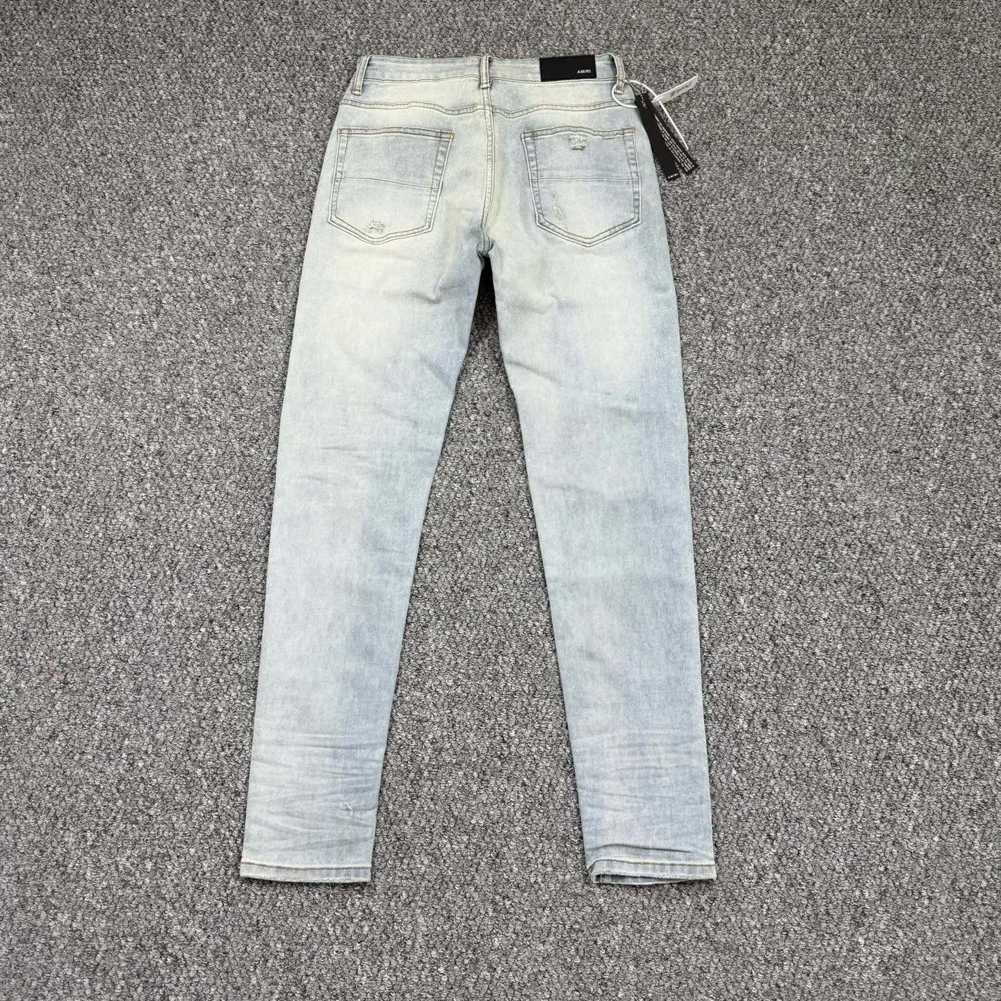 P260 Style No.: H64 AMIRI & AMIRI new jeans linhchuan leather logo washed holes pattern denim shorts with elastic denim trousers, same style for men and women. Accessories: complete accessories, all in original packaging, two hang tags to distinguish the low-end version. The hardware is standard to the authentic original version with logo aluminum alloy buckle, and every detail is superior to any version on the market. Fabric: Genuine pattern-making and standard genuine custom-made imported fabrics using unique washing and dyeing methods, and individually hand-painted - hand-painted ripped micro-elastic jeans Color: blue blue leather Size: 30 32 34 36