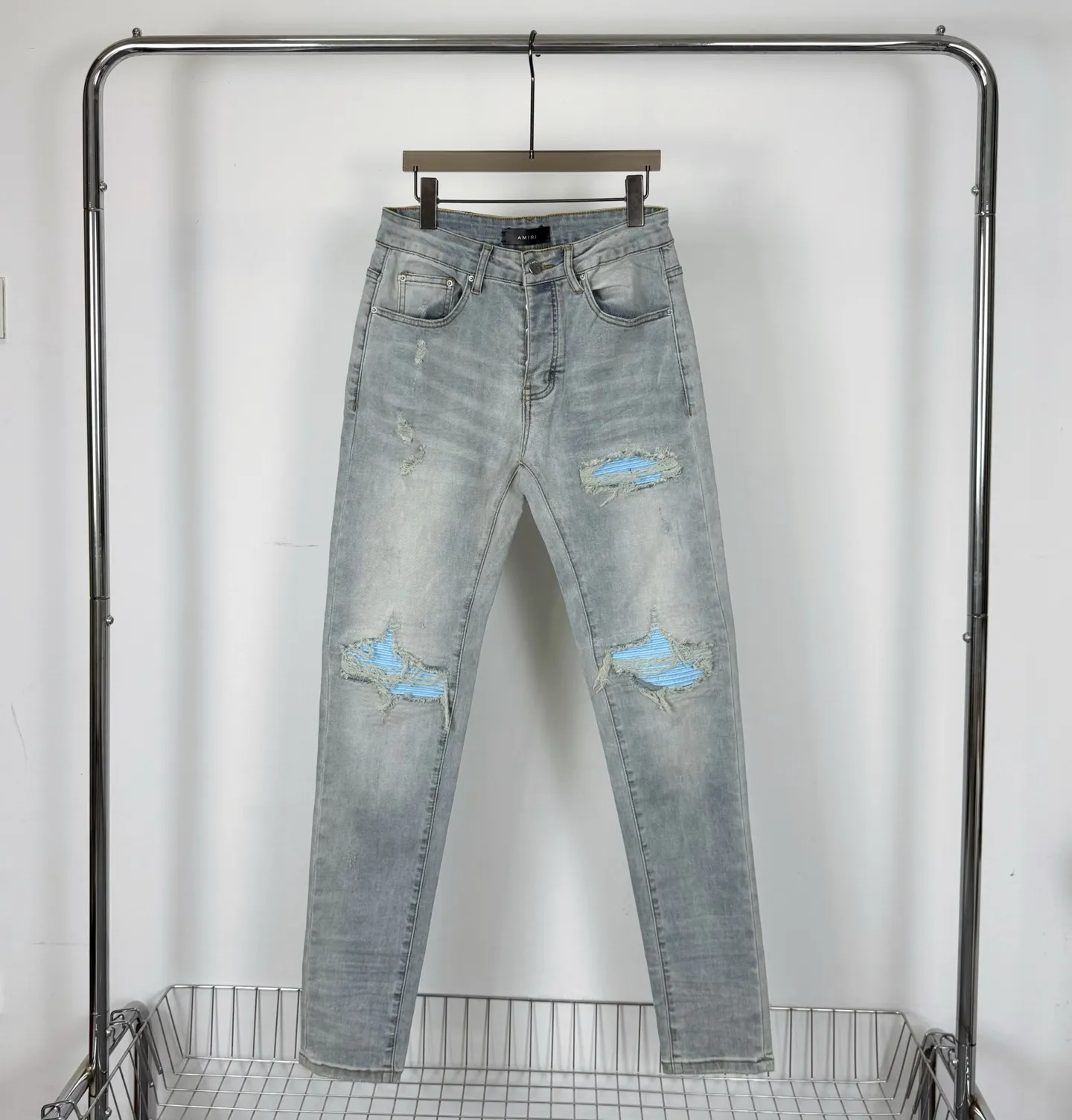 P260 Style No.: H64 AMIRI & AMIRI new jeans linhchuan leather logo washed holes pattern denim shorts with elastic denim trousers, same style for men and women. Accessories: complete accessories, all in original packaging, two hang tags to distinguish the low-end version. The hardware is standard to the authentic original version with logo aluminum alloy buckle, and every detail is superior to any version on the market. Fabric: Genuine pattern-making and standard genuine custom-made imported fabrics using unique washing and dyeing methods, and individually hand-painted - hand-painted ripped micro-elastic jeans Color: blue blue leather Size: 30 32 34 36